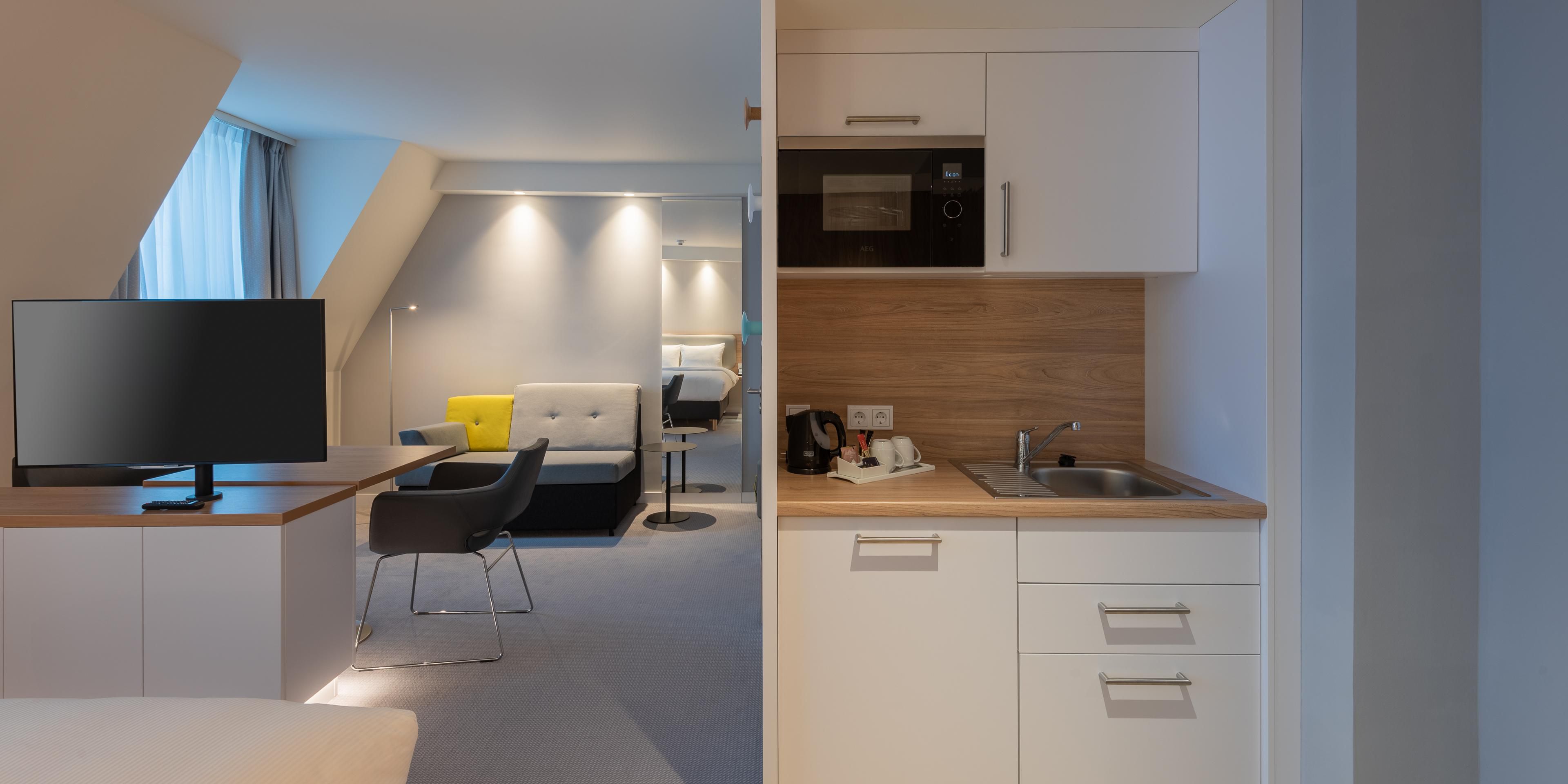 Genießen Sie Ihren Aufenthalt in unseren Suiten. Alle Zimmer haben WIFI und sind klimatisiert. Es stehen Ihnen Kaffee und Tee Zubereitungsmöglichkeiten bereit. USB-Anschlüsse sind vorhanden. Die zusätzliche Kitchenette macht den Aufenthalt in unseren Suiten perfekt.