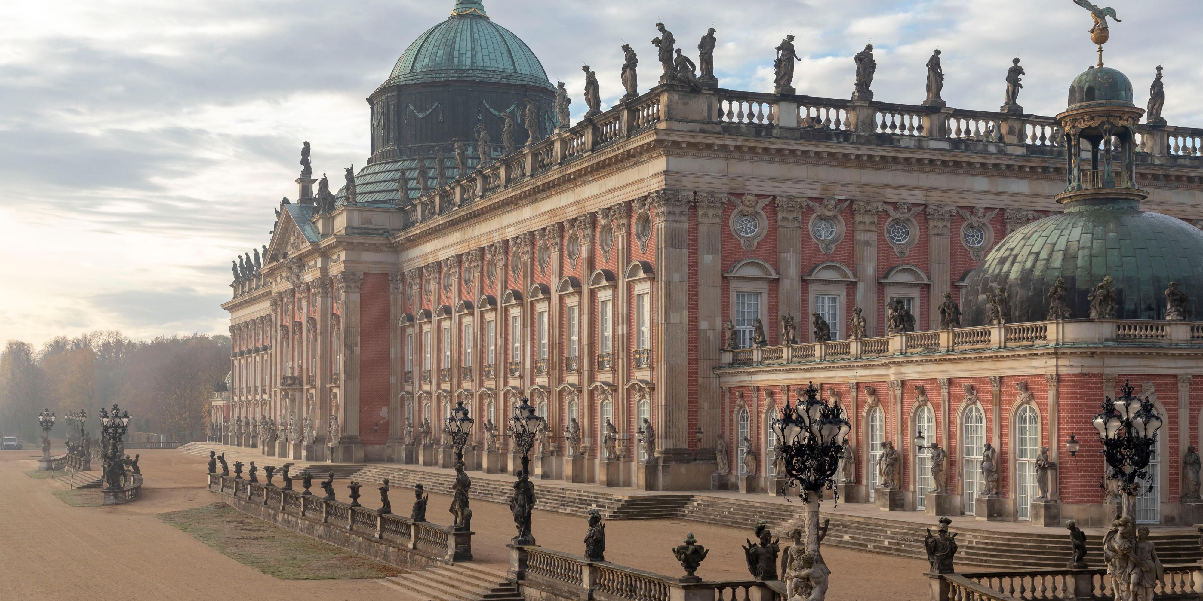 Besuchen Sie die wunderbaren Potsdamer Schlösser wie Sanssouci, die Orangerie oder das Schloss Babelsberg!