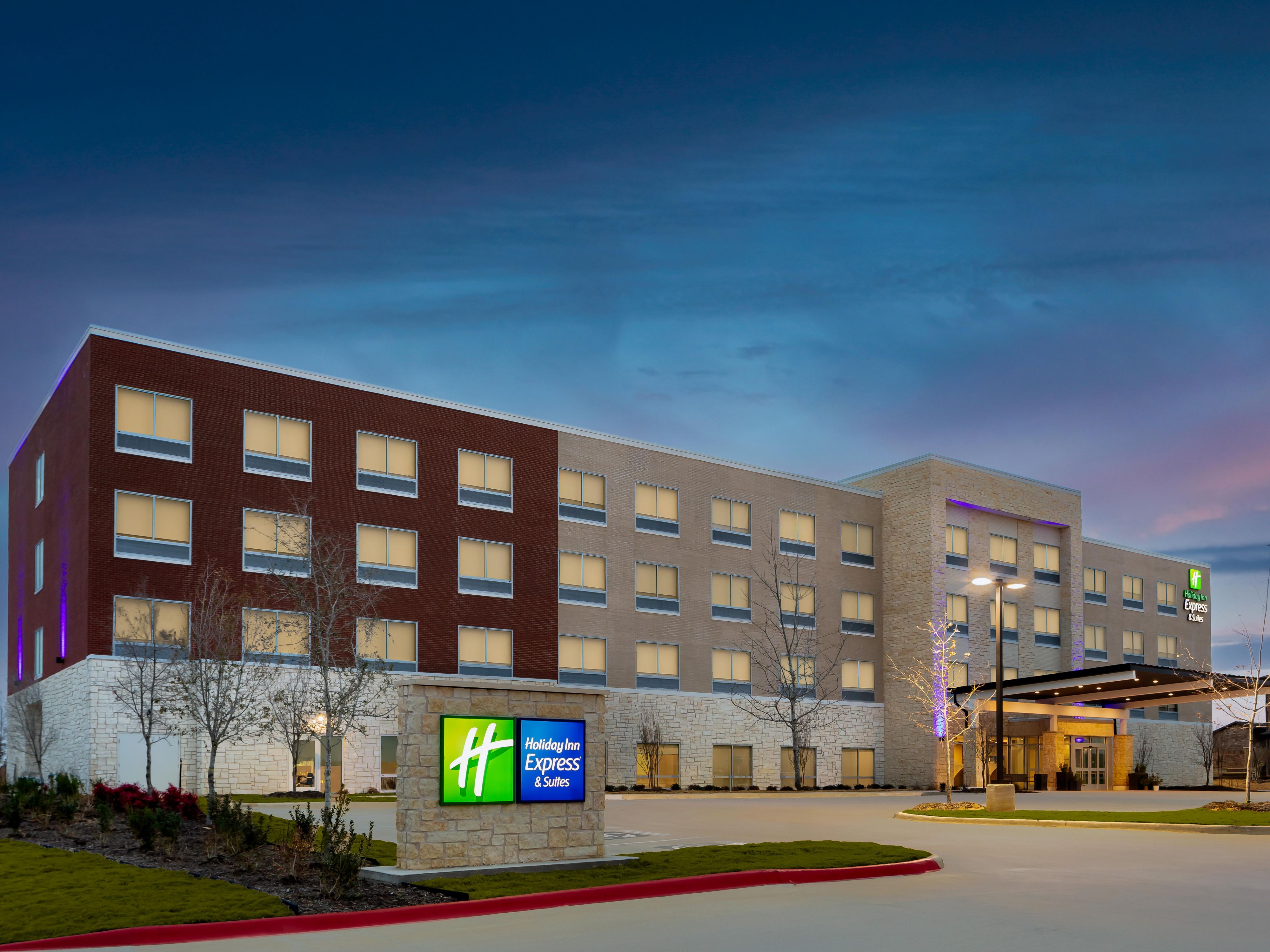 واجهة الفندق عند الغسق