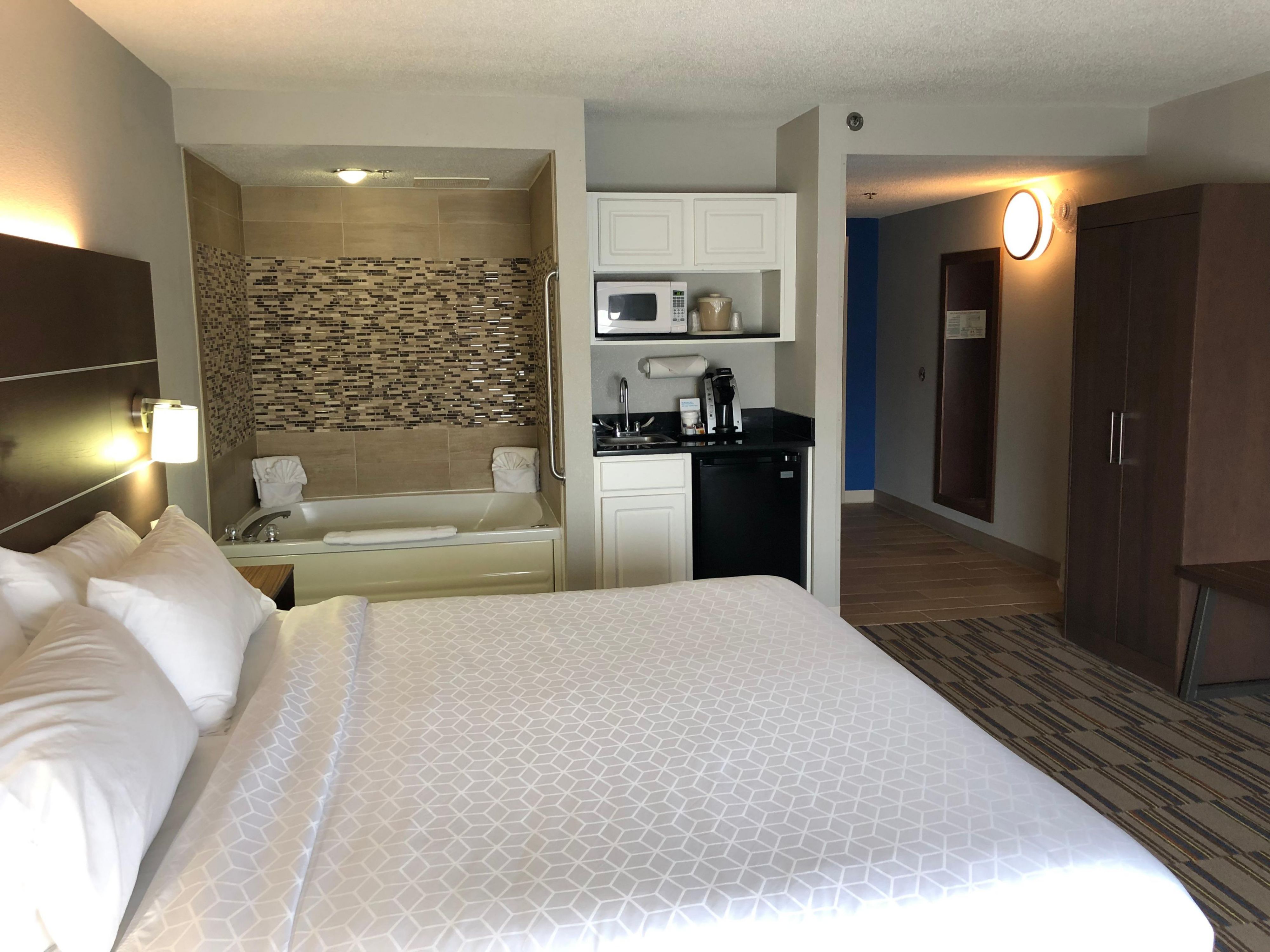 Kick off your shoes and relax your feet in our In-Suite Jacuzzi. You deserve it!