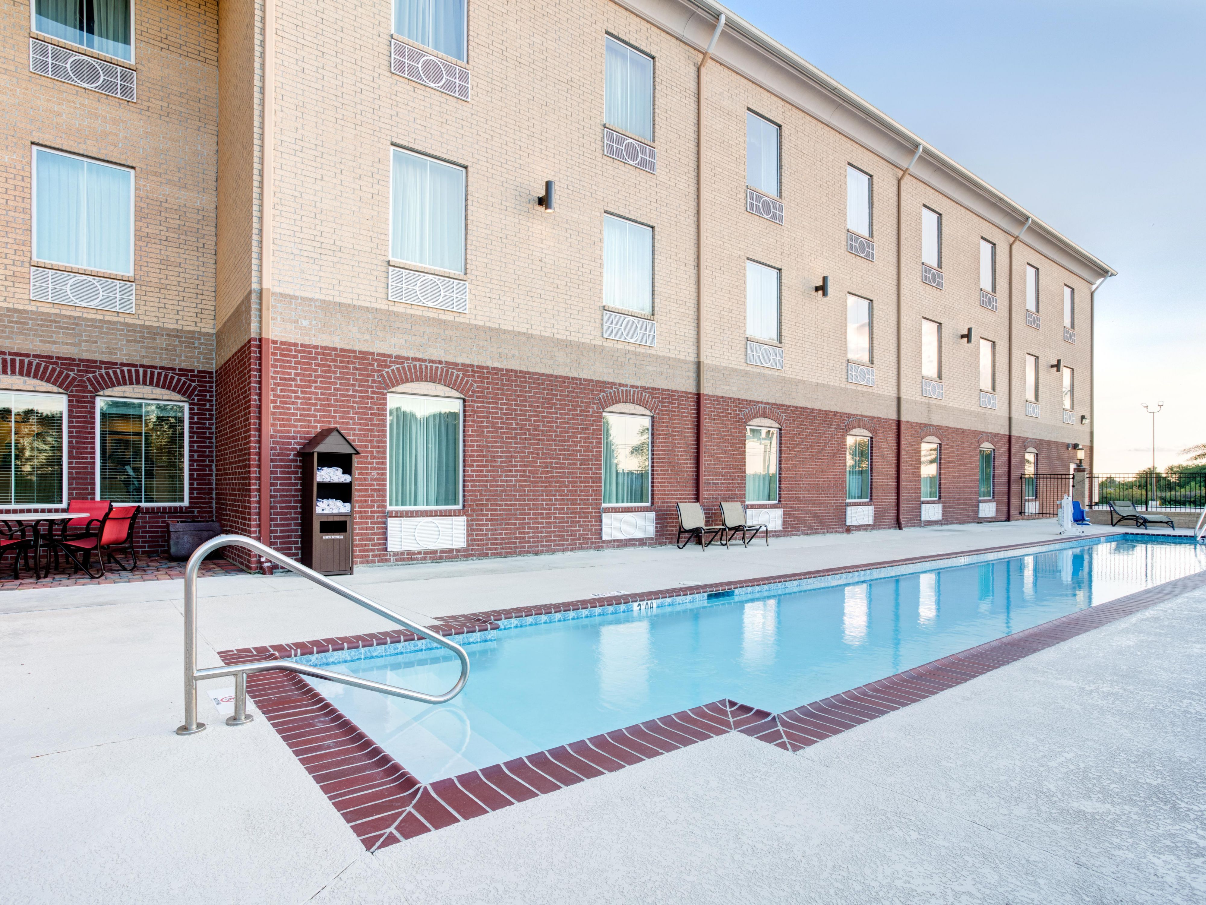 Holiday Inn Express & Suites Raceland Hwy 90 Swimming Pool
