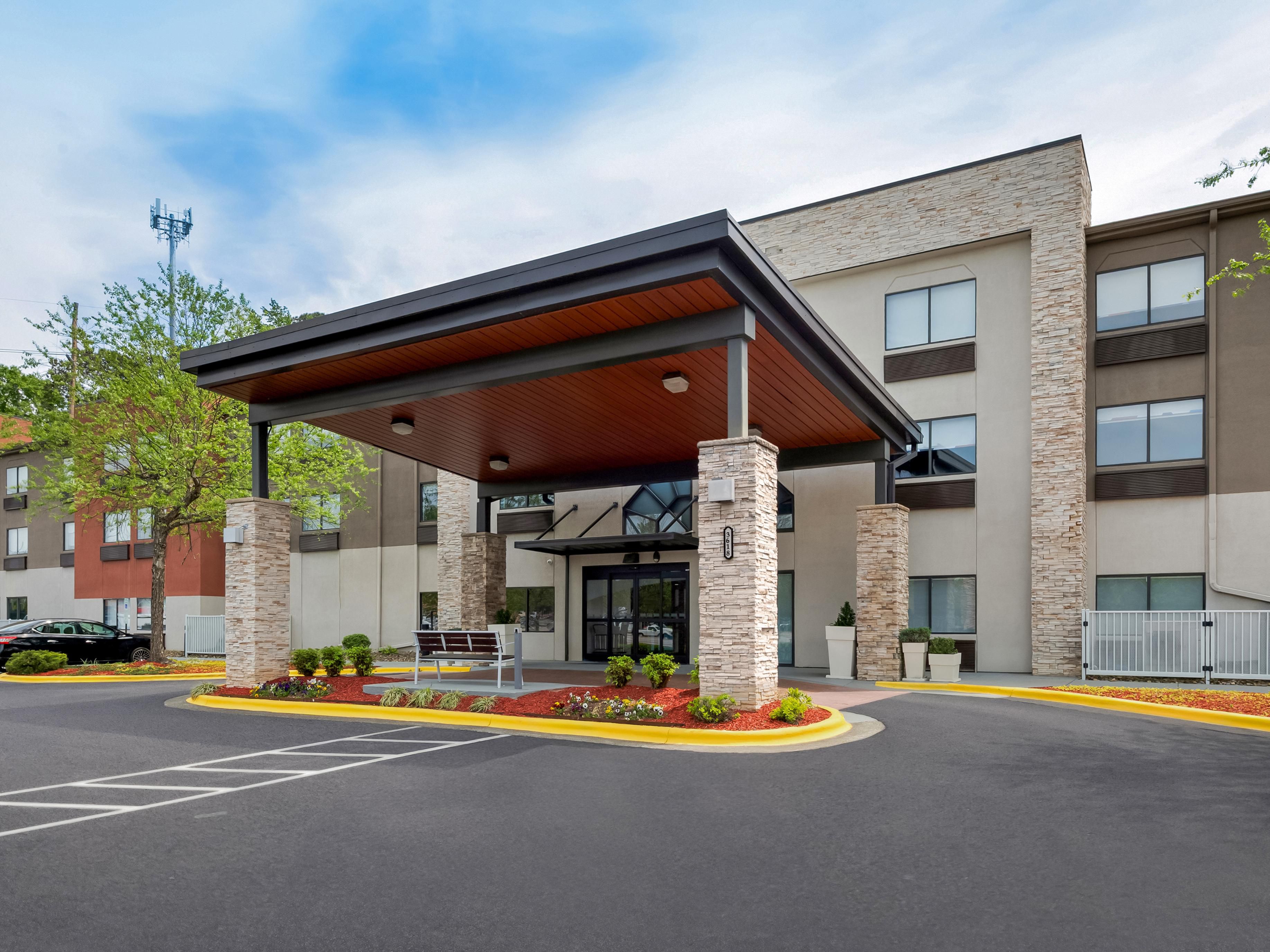 The exterior entrance of a hotel in Raleigh, North Carolina.