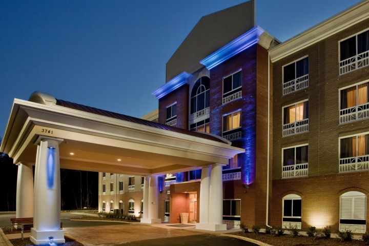 Holiday Inn Express & Suites Raleigh SW NC St