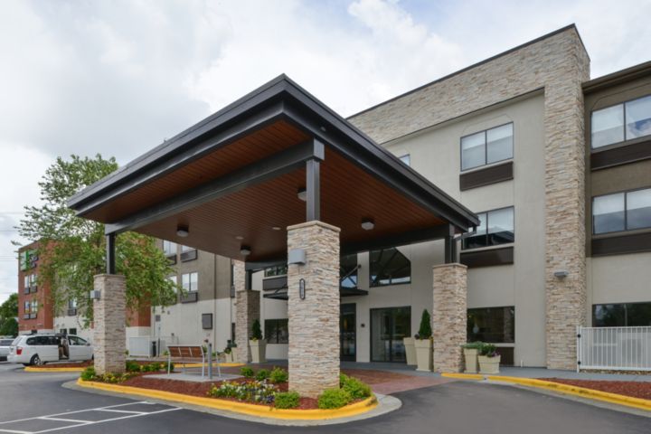 Holiday Inn Express & Suites Raleigh NE - Med