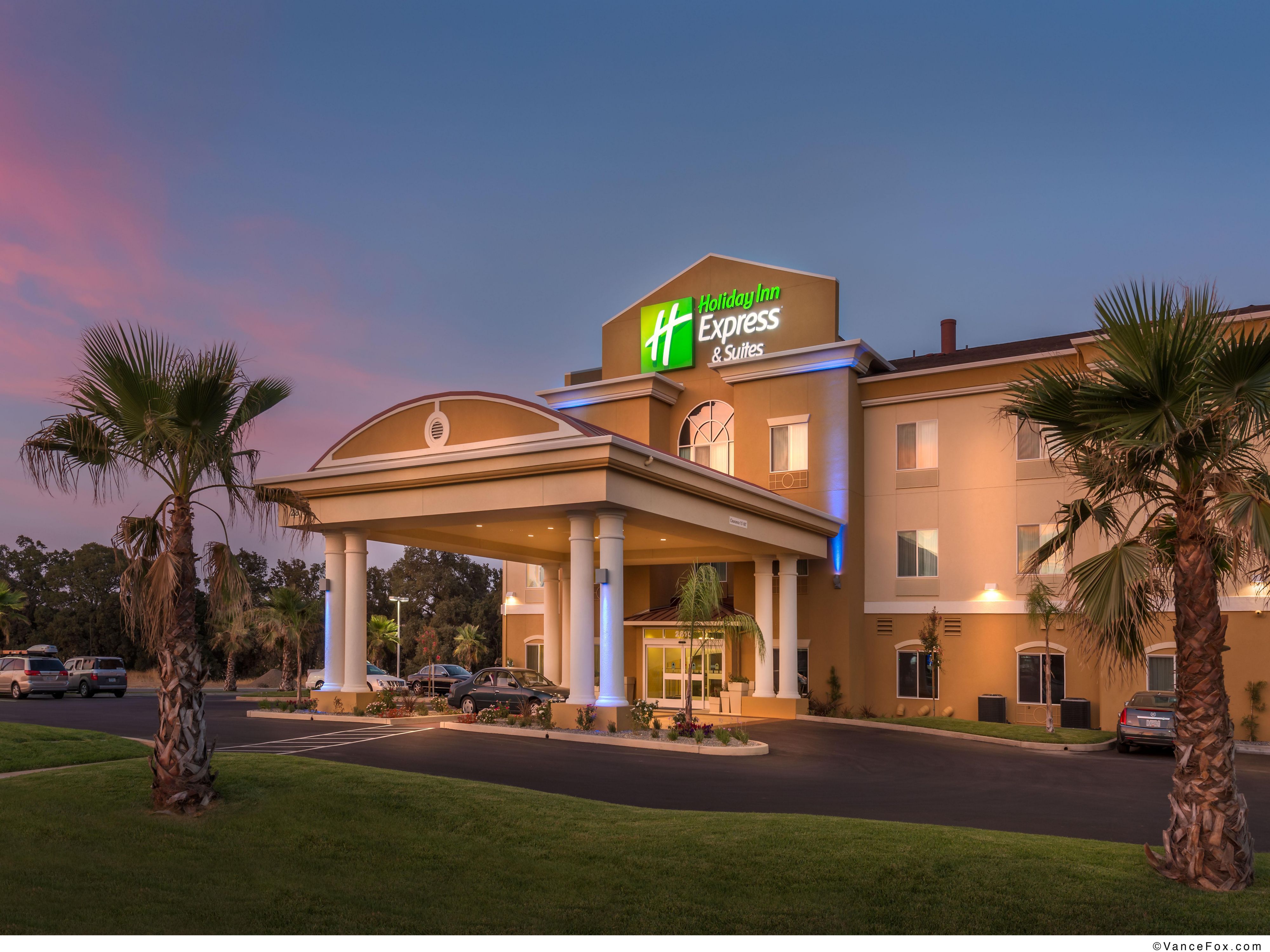 pet friendly hotels in corning ca