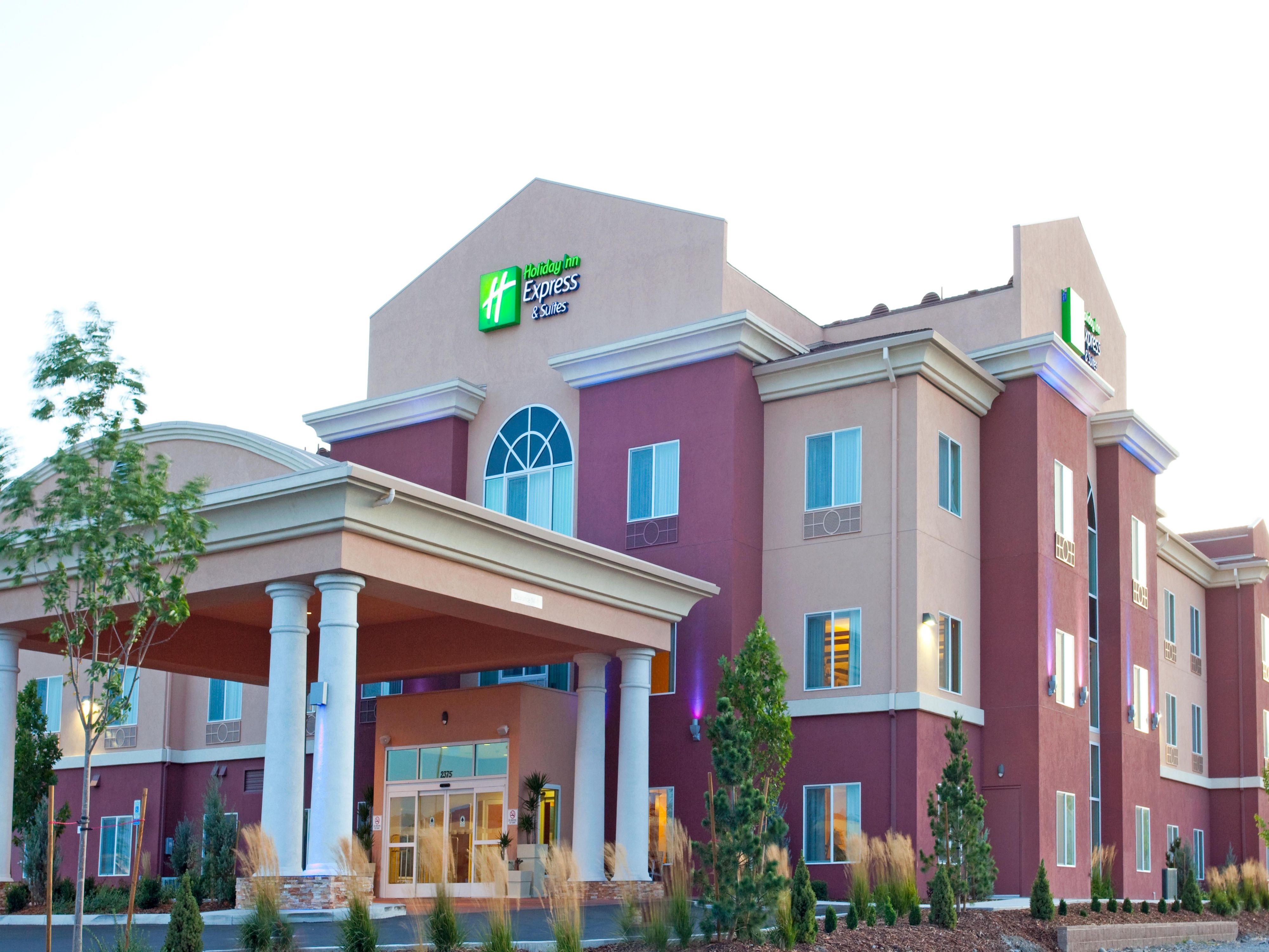 Pet-Friendly Hotels Near Reno Airport | Holiday Inn Express & Suites