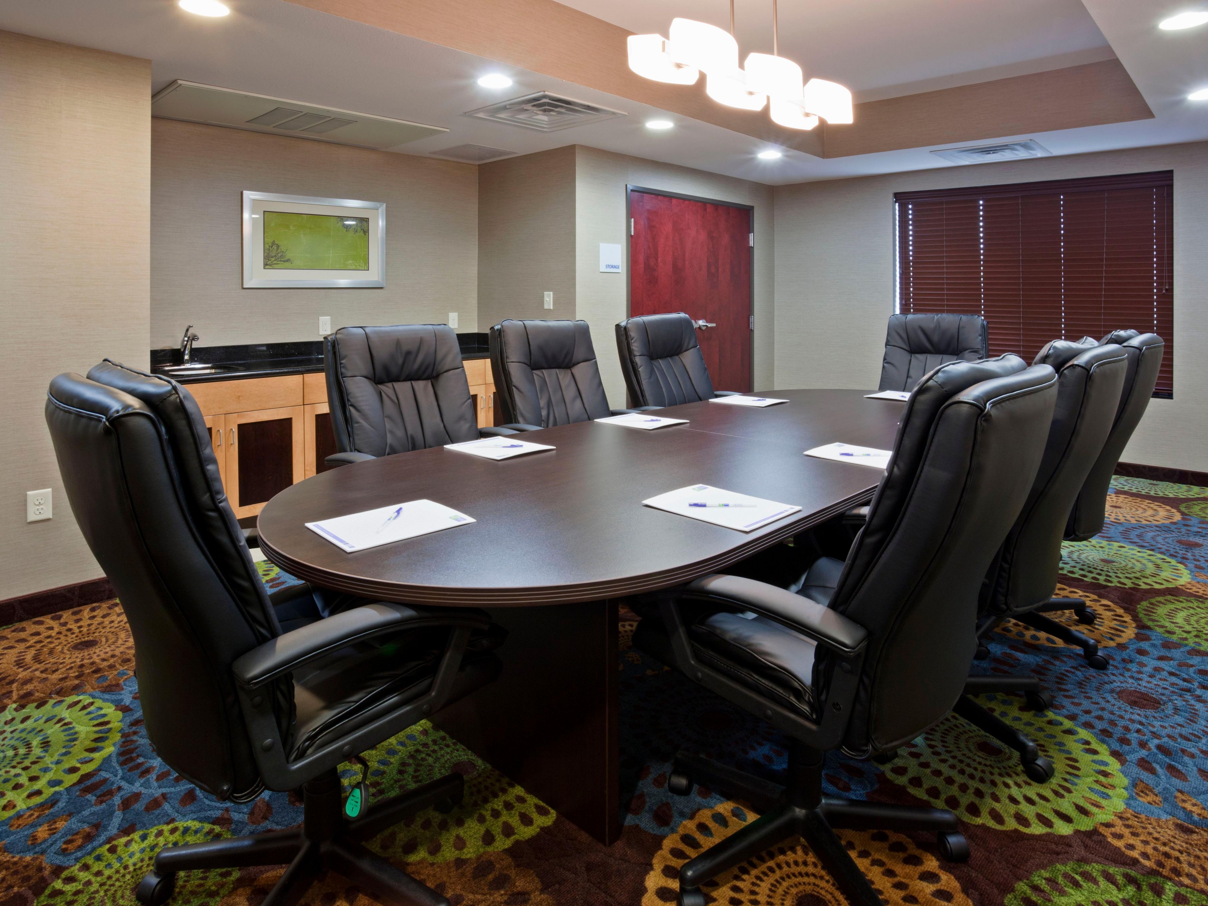 Need to host an event in Rochester, MN? We have you covered. Our meeting space allows you to have small gatherings and be just minutes from Mayo Clinic. 