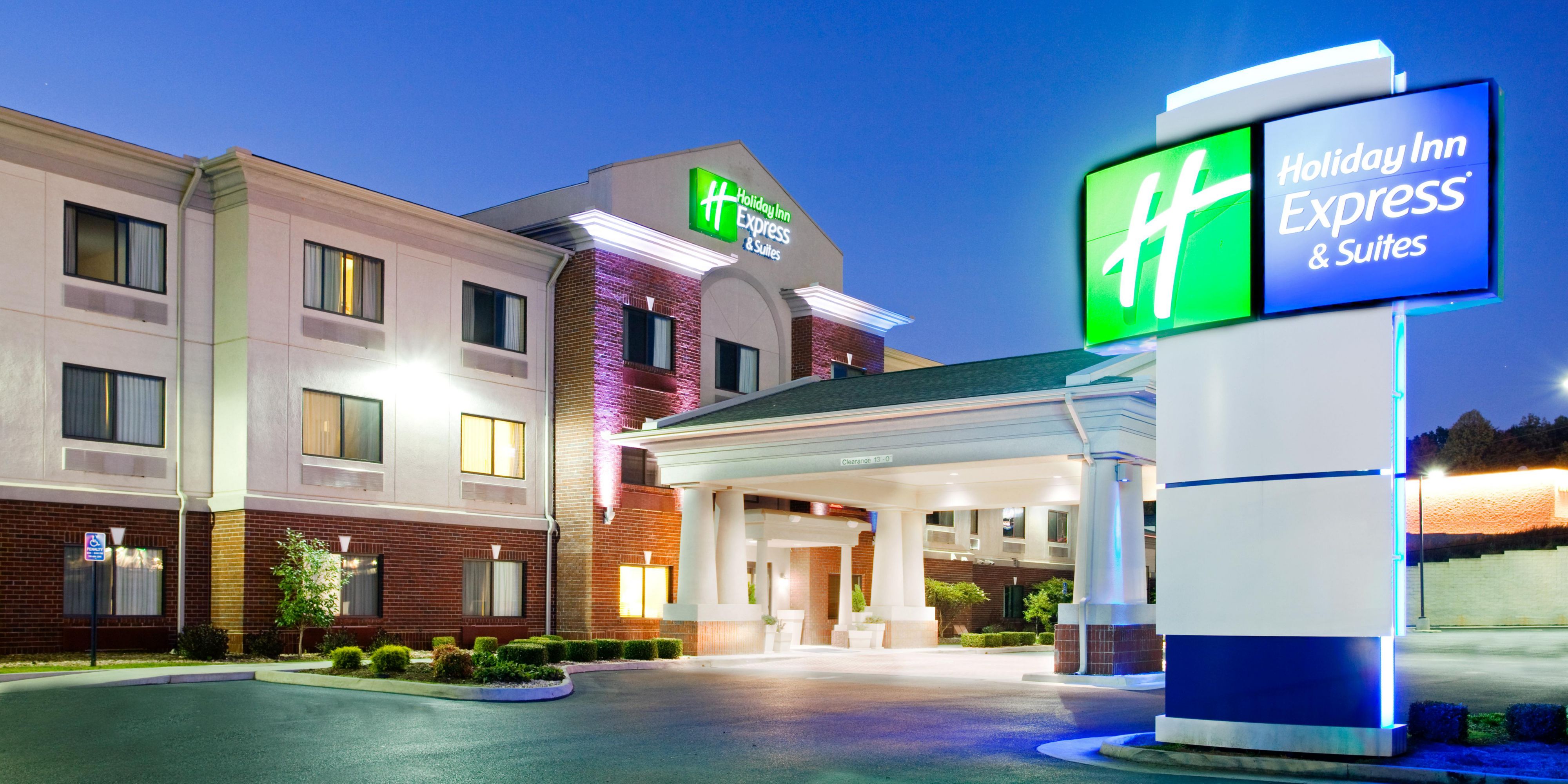 Holiday Inn Express & Suites Rocky Mount/Smith Mtn Lake