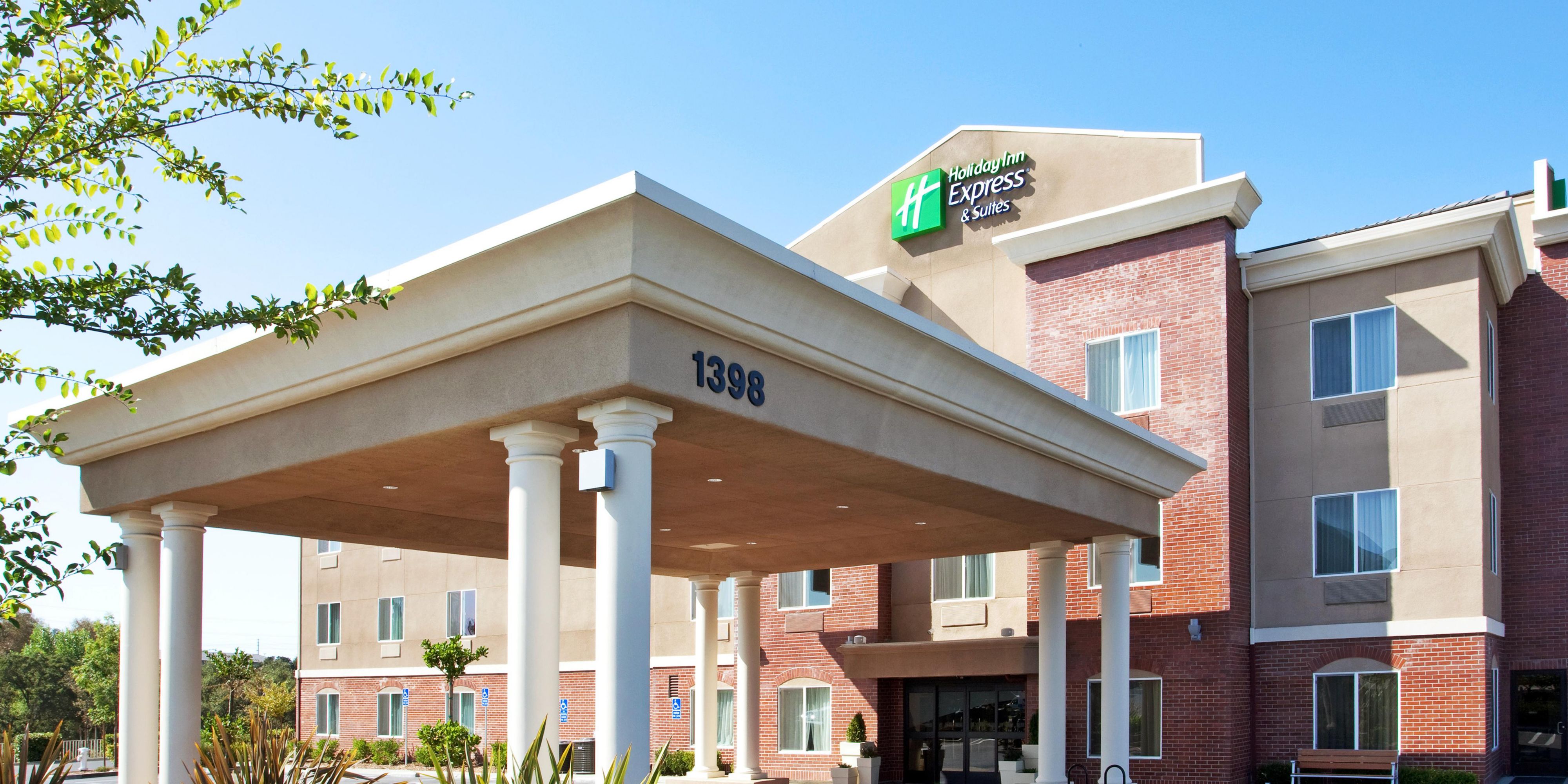 Holiday Inn Express & Suites Roseville - Galleria Area