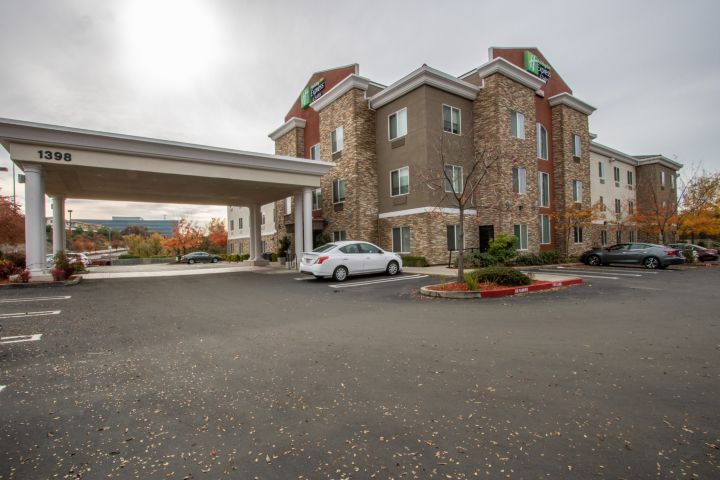 Holiday Inn Express & Suites Roseville - Gall