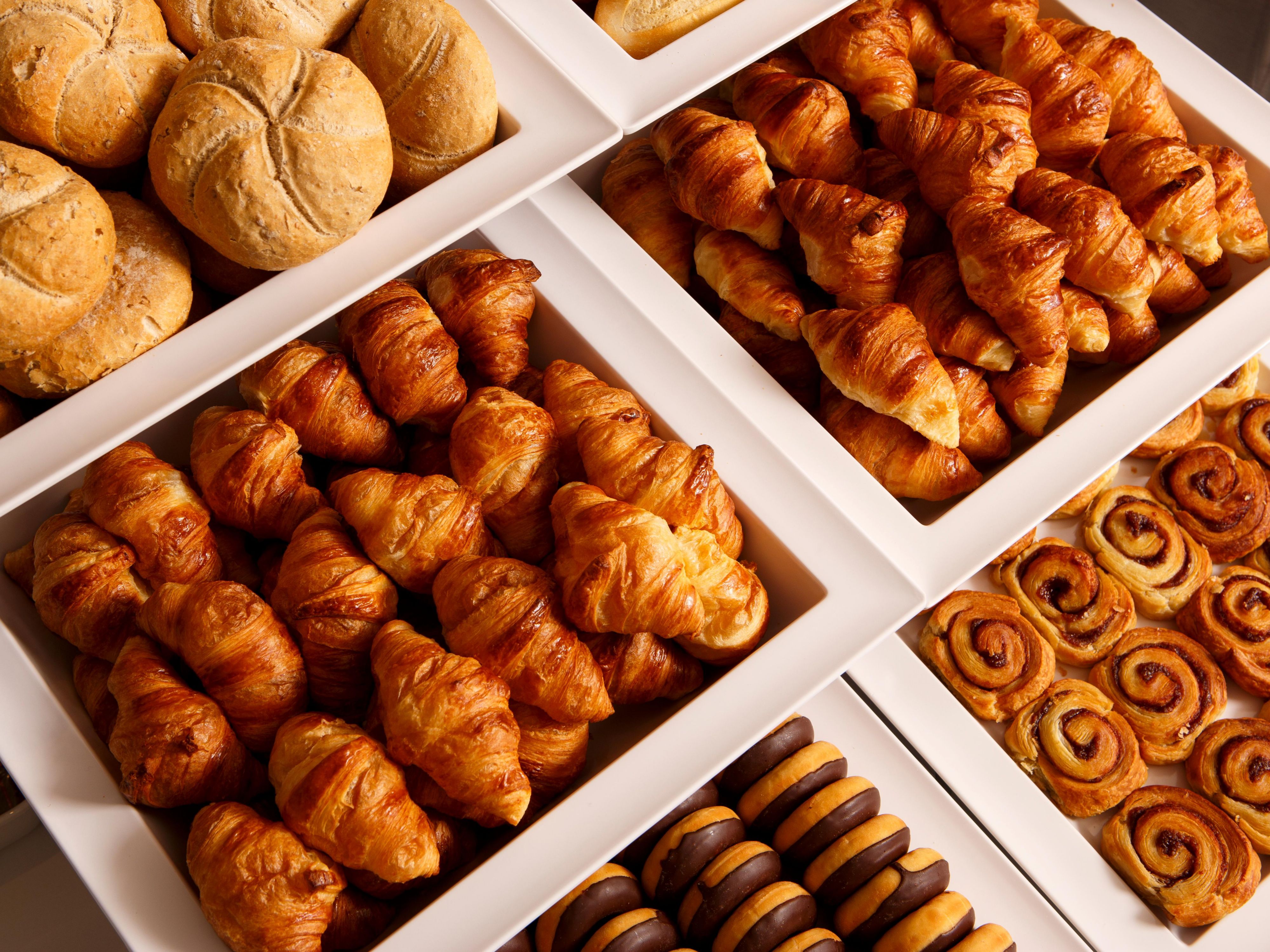 ¡Empiece el día de la mejor manera con nuestro desayuno gratuito Express Start™! Disfrute de una amplia selección de platos fríos y calientes que incluyen huevos, pasteles frescos, frutas, cereales y café. ¡Recarga energías para tu día, todo incluido en tu estancia!