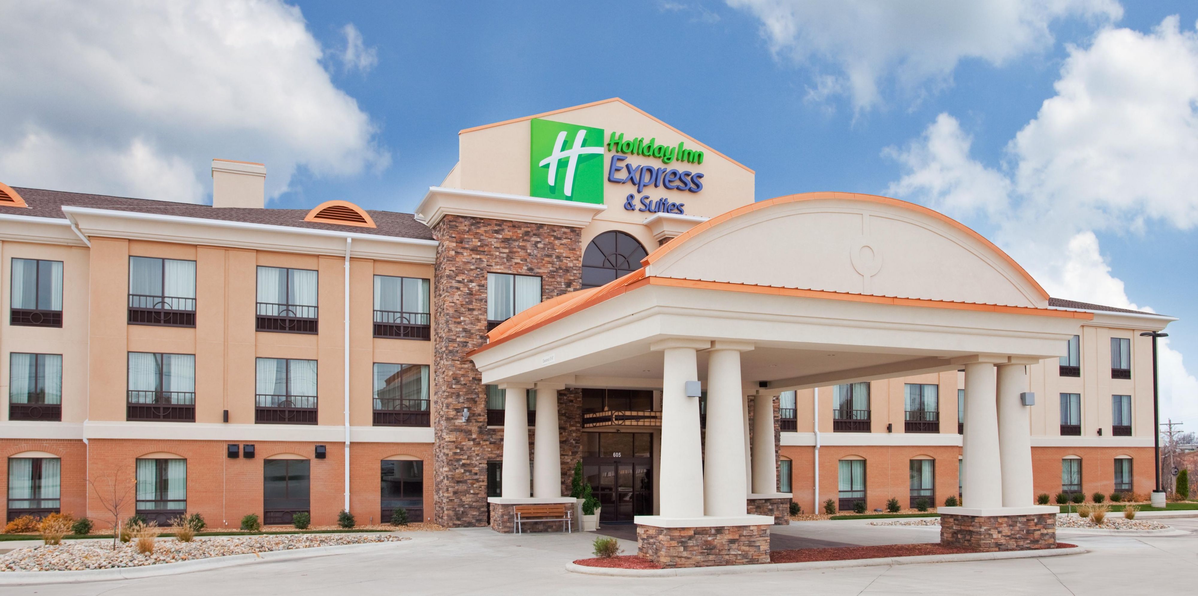 Top notch Fitness Center & indoor heated,  salt-water pool . 2 miles from Fort Leonard Wood.