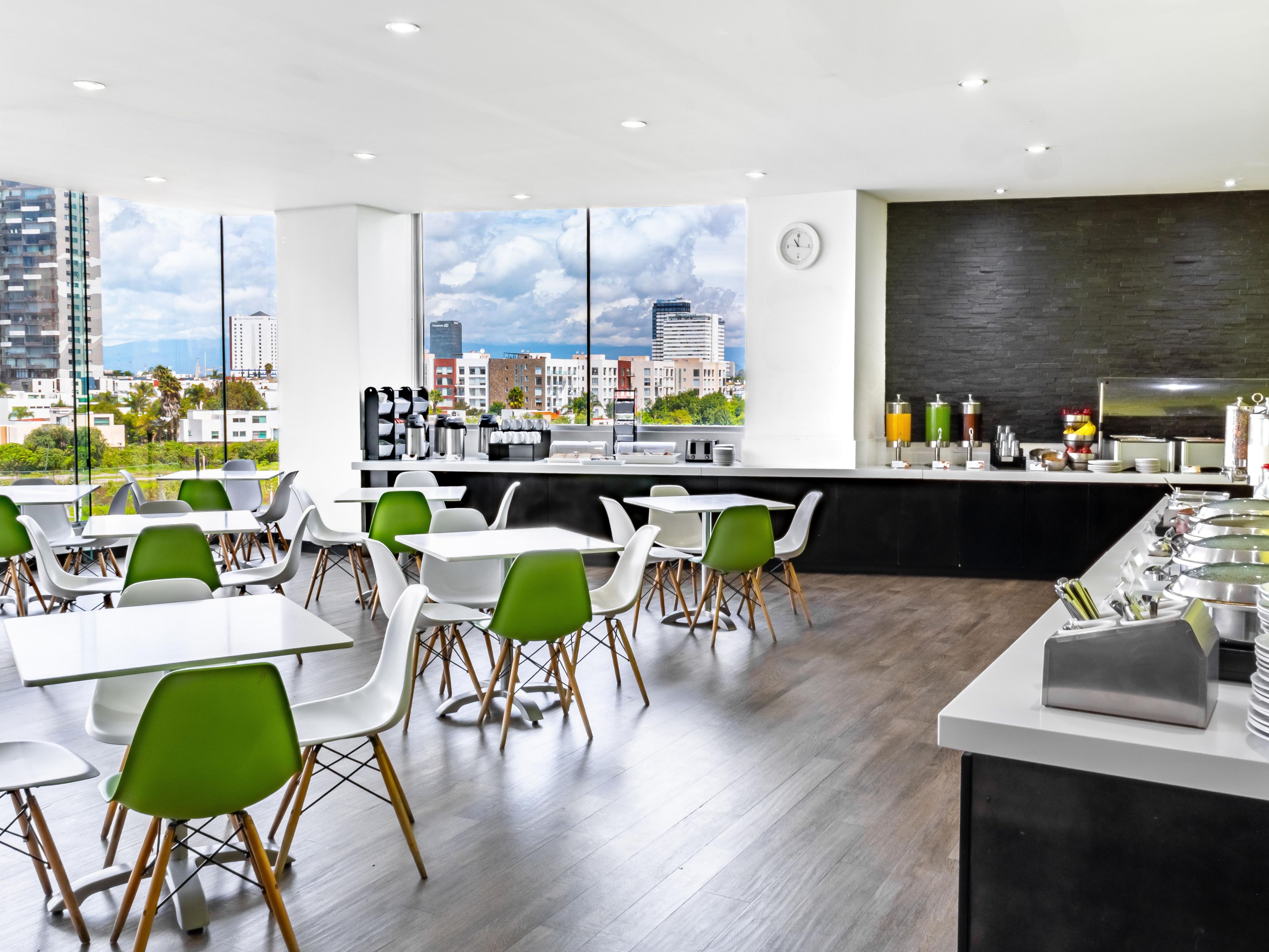 Enjoy during your stay a complimentary American breakfast buffet exclusively for guests.
Monday to Friday from 6 am to 10 am,
Saturdays, Sundays and holidays from 7 am to 11 am.