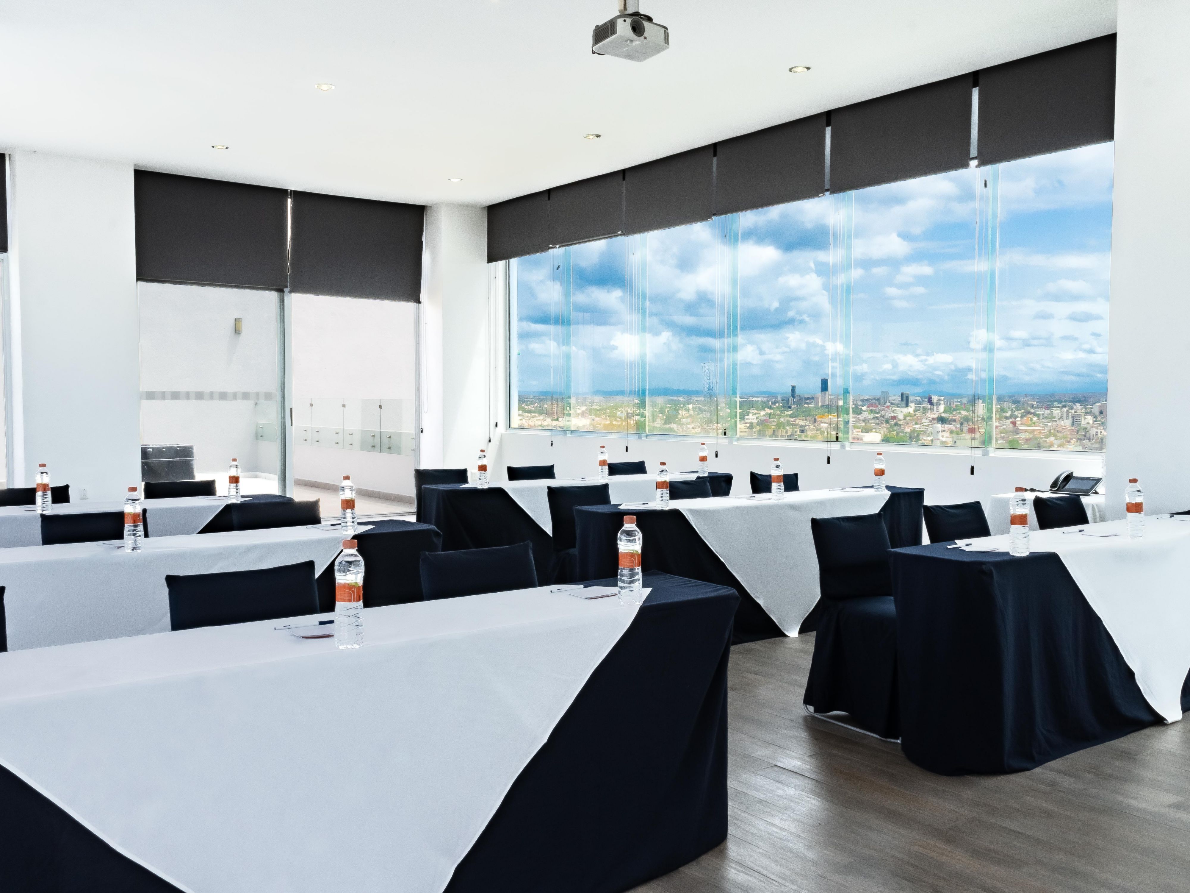 If you are looking for a place for an important business meeting, our comfortable and well-equipped meeting rooms are the ideal option to hold them.