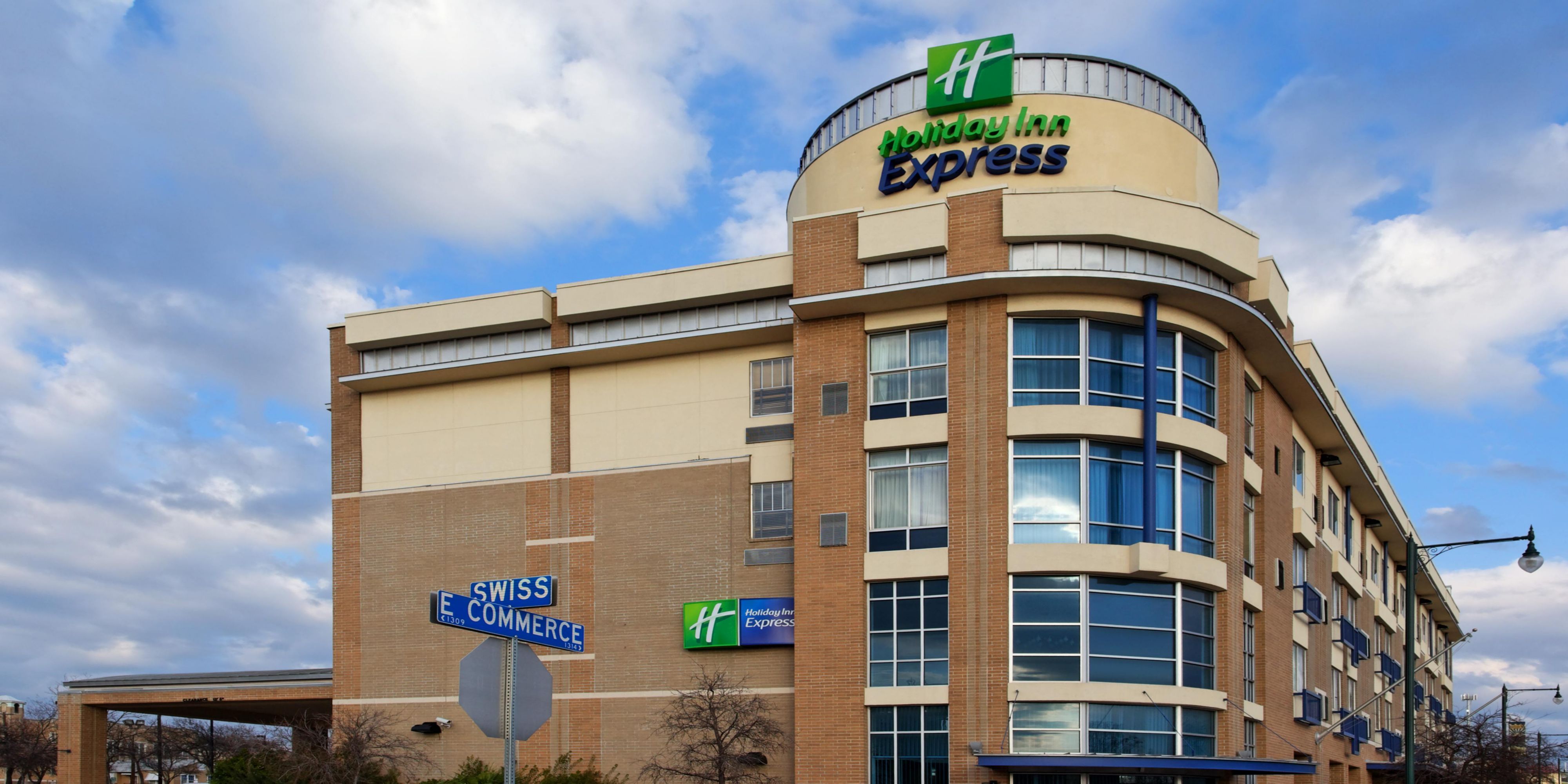 Holiday Inn Express & Suites San Antonio Rivercenter Area