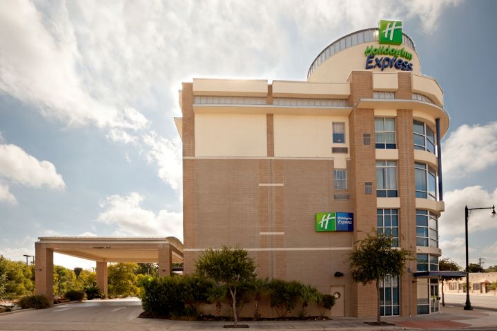 Holiday Inn Express & Suites San Antonio Rive