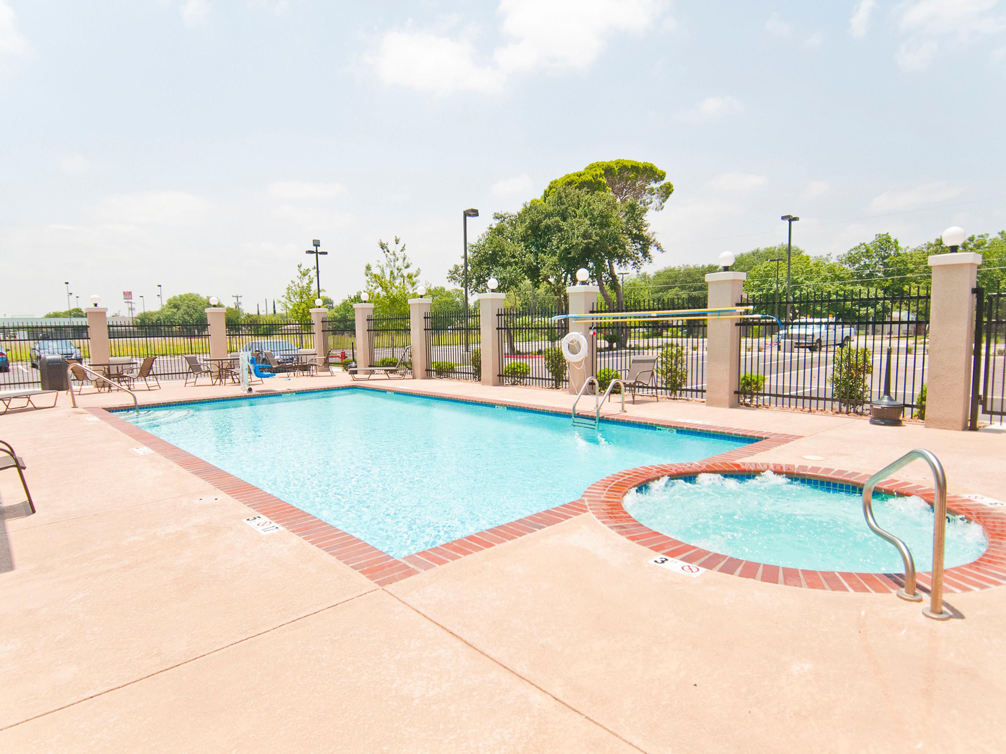 حوض السباحة