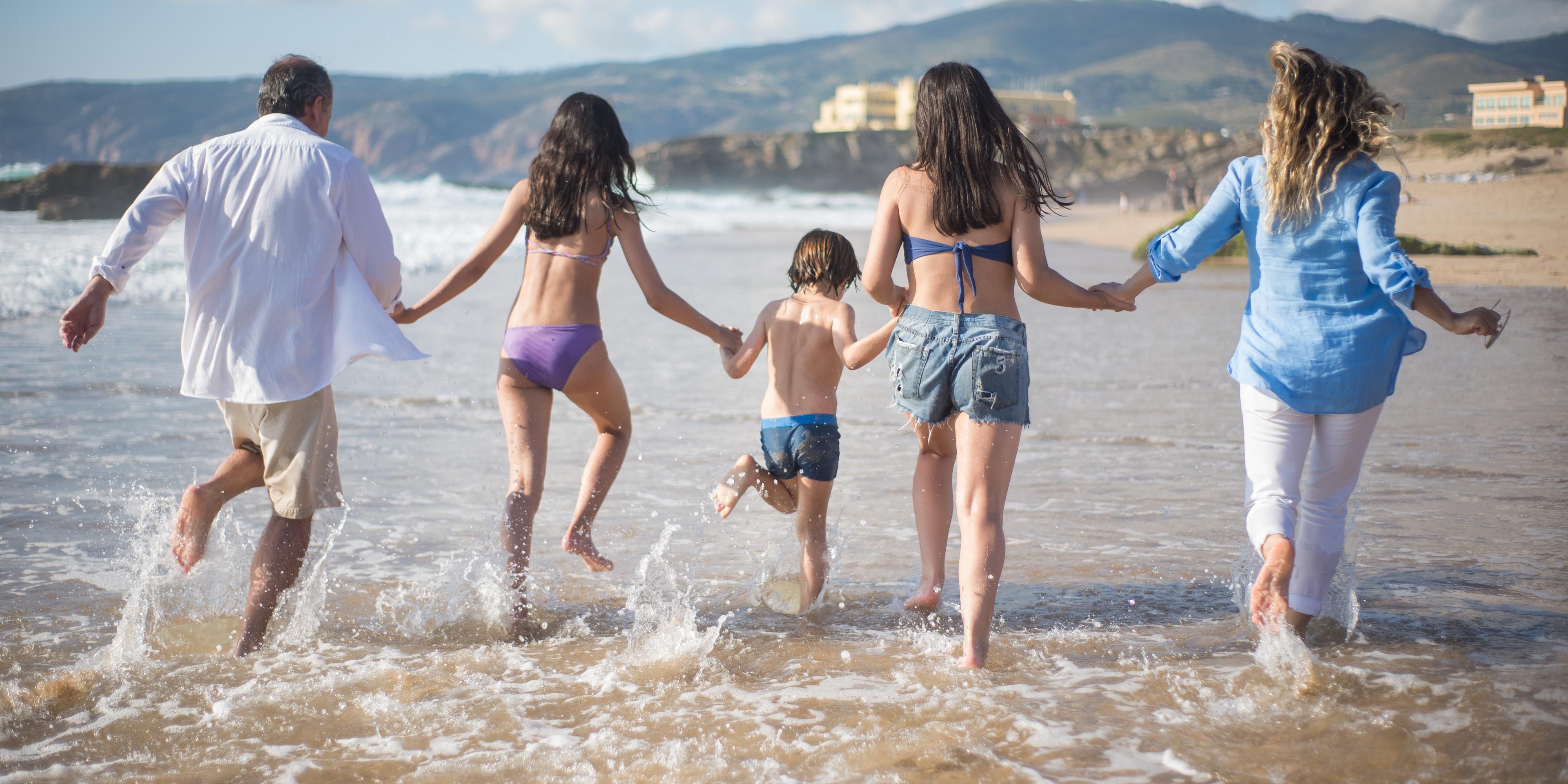 Dip your toes into the Pacific Ocean and enjoy our breathtaking sunsets. Re-charge in one of our rooms or suites and be ready for your beach adventure. Just 5 minutes from Pacific Beach, Ocean Beach, and the most popular Mission Beach, you will find fun for everyone in the family in Belmont Park. Book your room today!