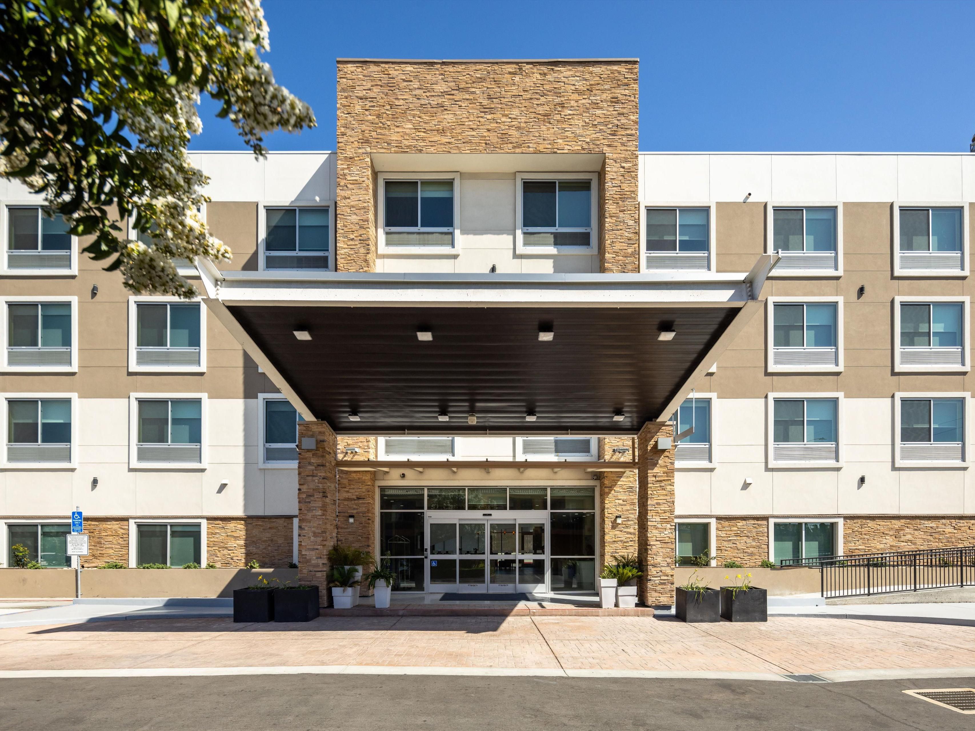 Your out-of-town wedding guests will enjoy your big weekend staying in our comfortable rooms with complimentary breakfast to refuel after the big event.