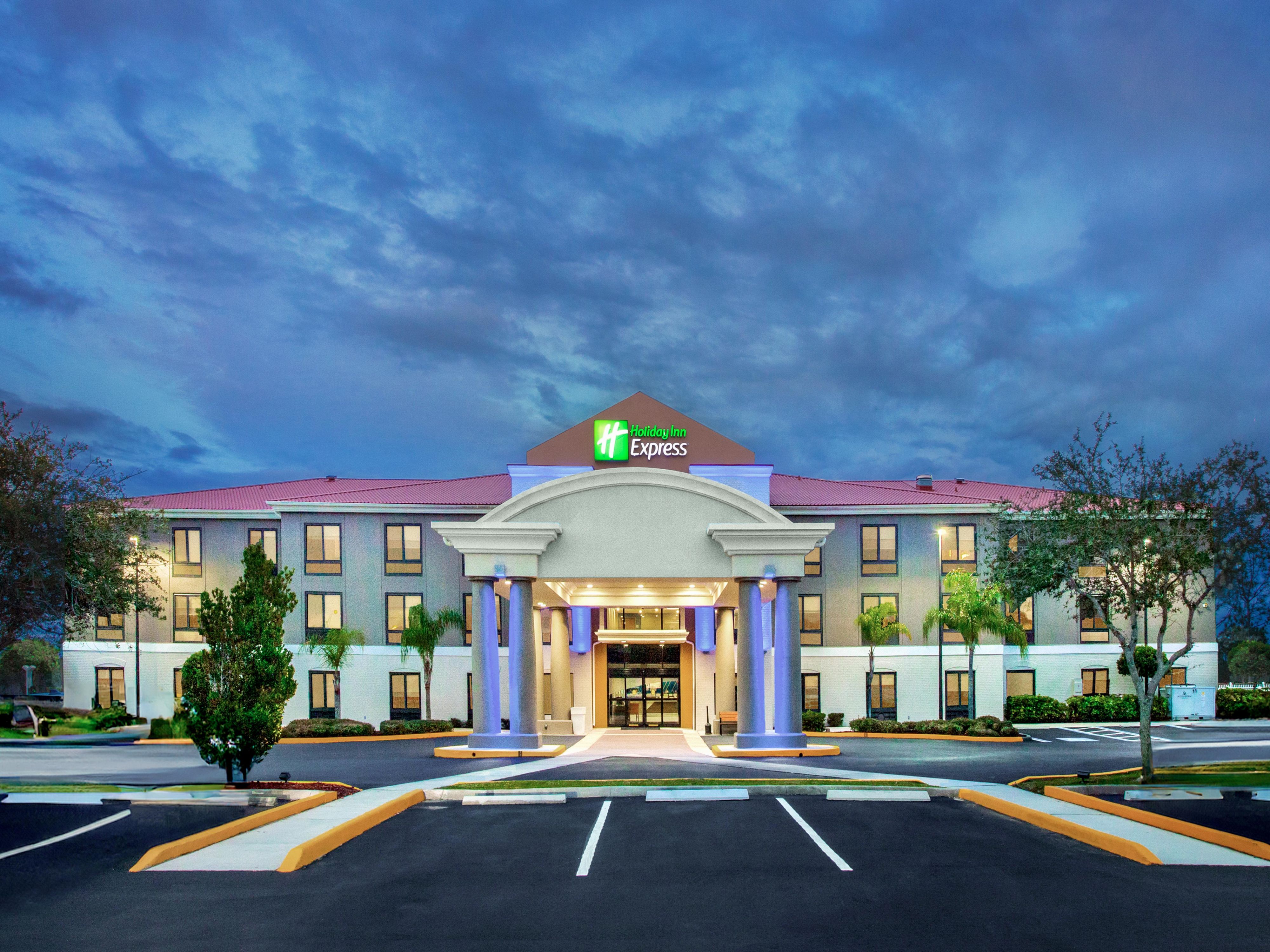 Our prime location near area attractions, like the Avon Air Force Base, makes us your ideal gateway to Sebring. Enjoy the charming shops and restaurants downtown, catch a thrilling race at the nearby Sebring International Raceway, or fish, hike, and horseback ride in Highlands Hammock State Park. Let your Sebring adventure begin with us!