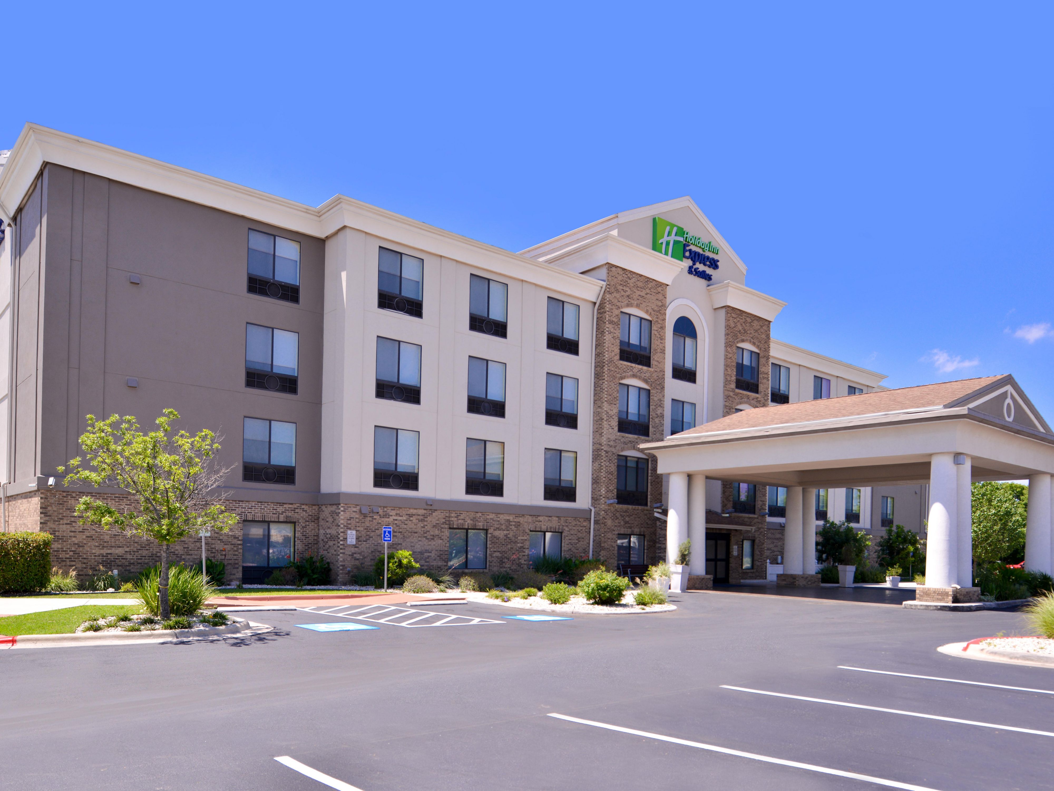 Our Selma hotel sits just off I-35, giving you quick and easy access to the San Antonio area. Enjoy the convenience of complimentary on-site parking, so you can come and go effortlessly throughout your stay.