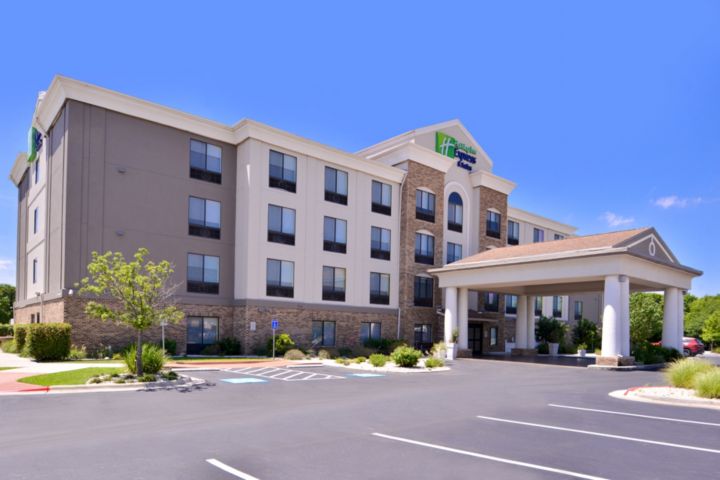 Holiday Inn Express & Suites Selma