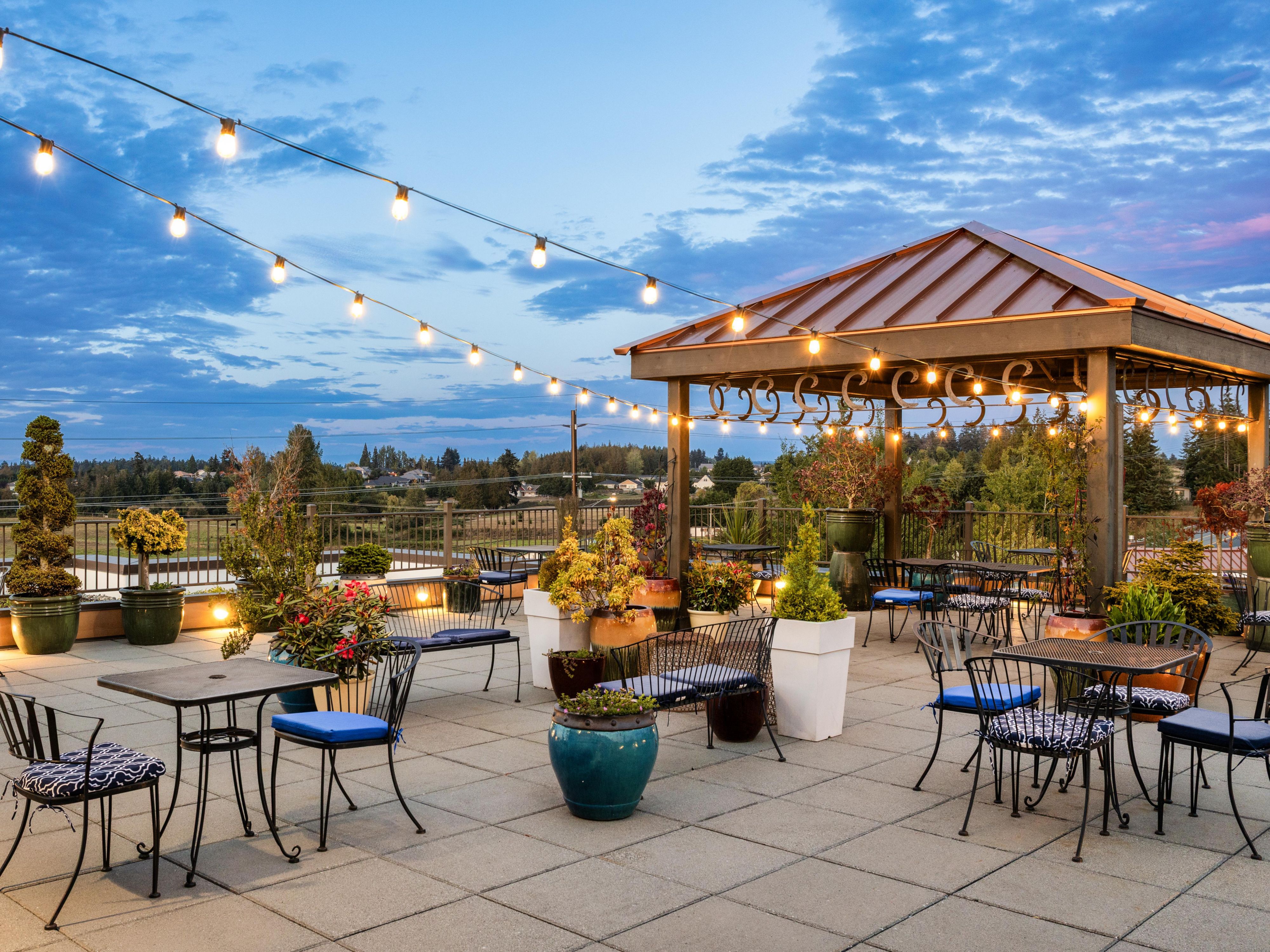 استرخ في الفناء الموجود على السطح بعد يوم طويل. استمتع بالمناظر الجميلة المحيطة بفندق هوليداي إن إكسبريس سكويم!