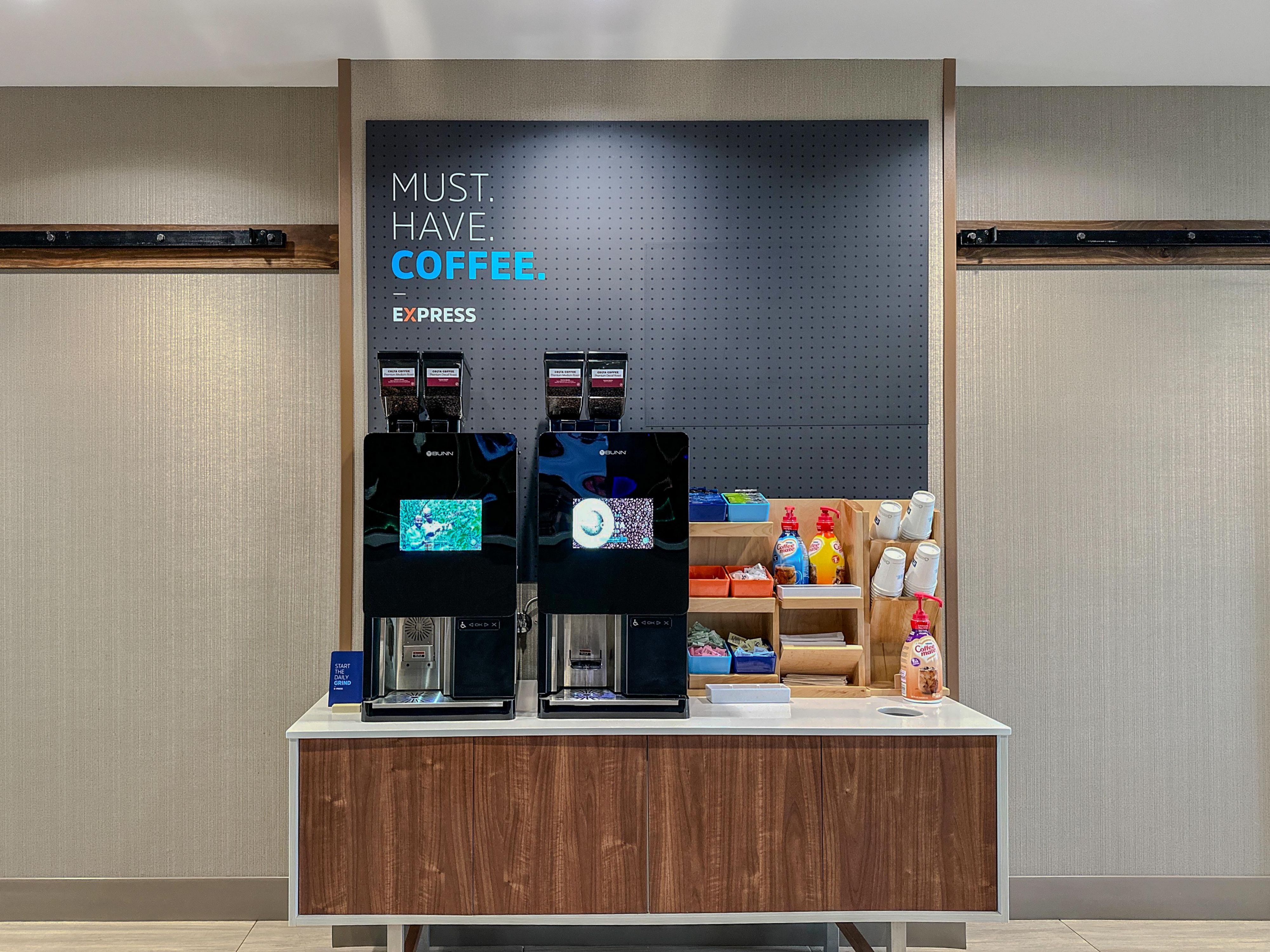 Disfrute del sabor del café recién hecho las 24 horas del día con nuestra nueva máquina de café en grano, disponible 24/7 en el vestíbulo. ¡Mejore su estadía con nosotros y disfrute de cada sorbo de nuestro excepcional café!