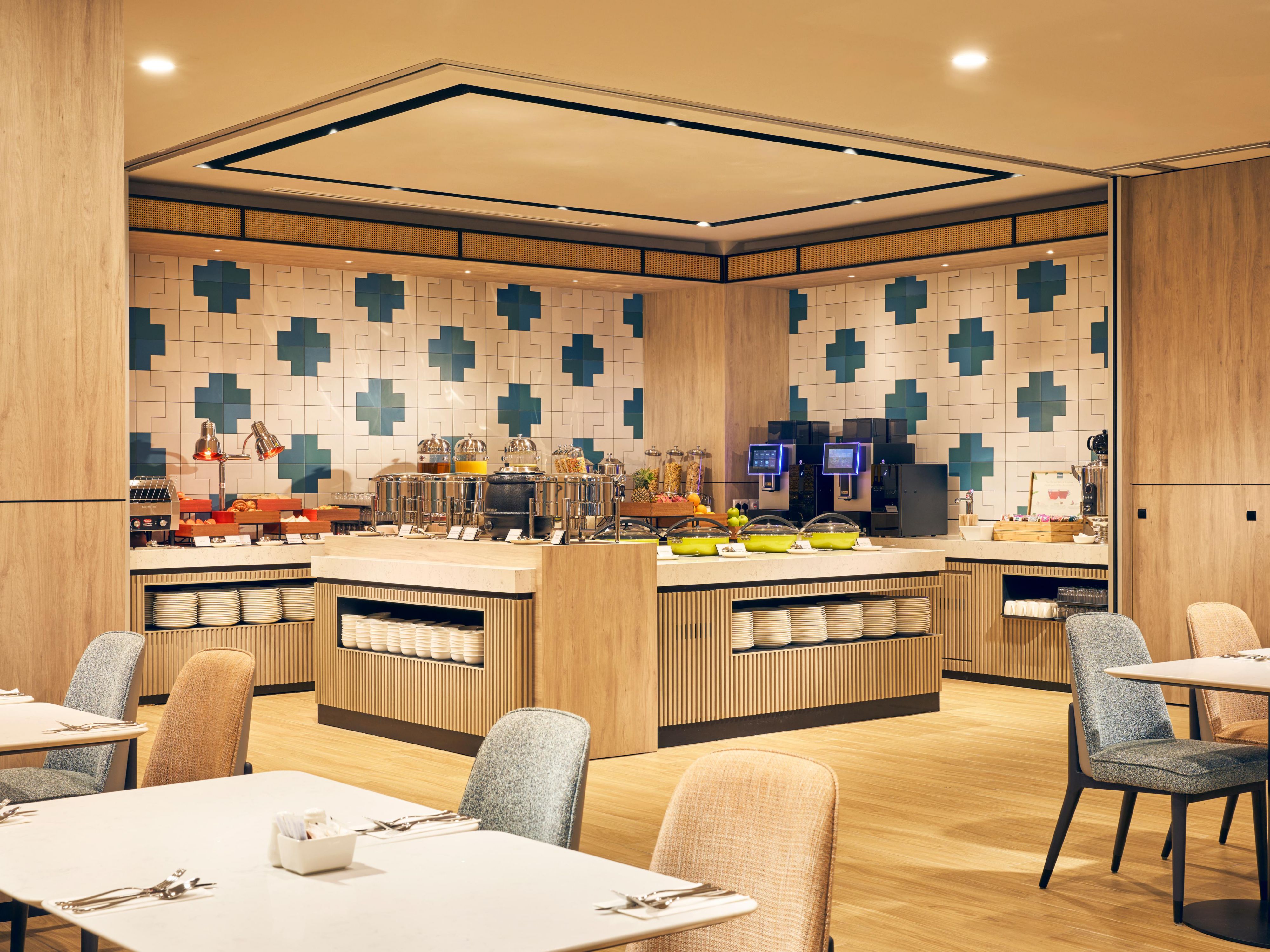 Comience sus mañanas con estilo en The Great Room con nuestras opciones de desayuno exprés y Grab & Go de cortesía. Sumérjase en una deliciosa variedad de delicias internacionales, que incluyen panes horneados especiales, galletas locales y una refrescante bebida de caña de azúcar. ¡Es la forma perfecta de empezar el día!