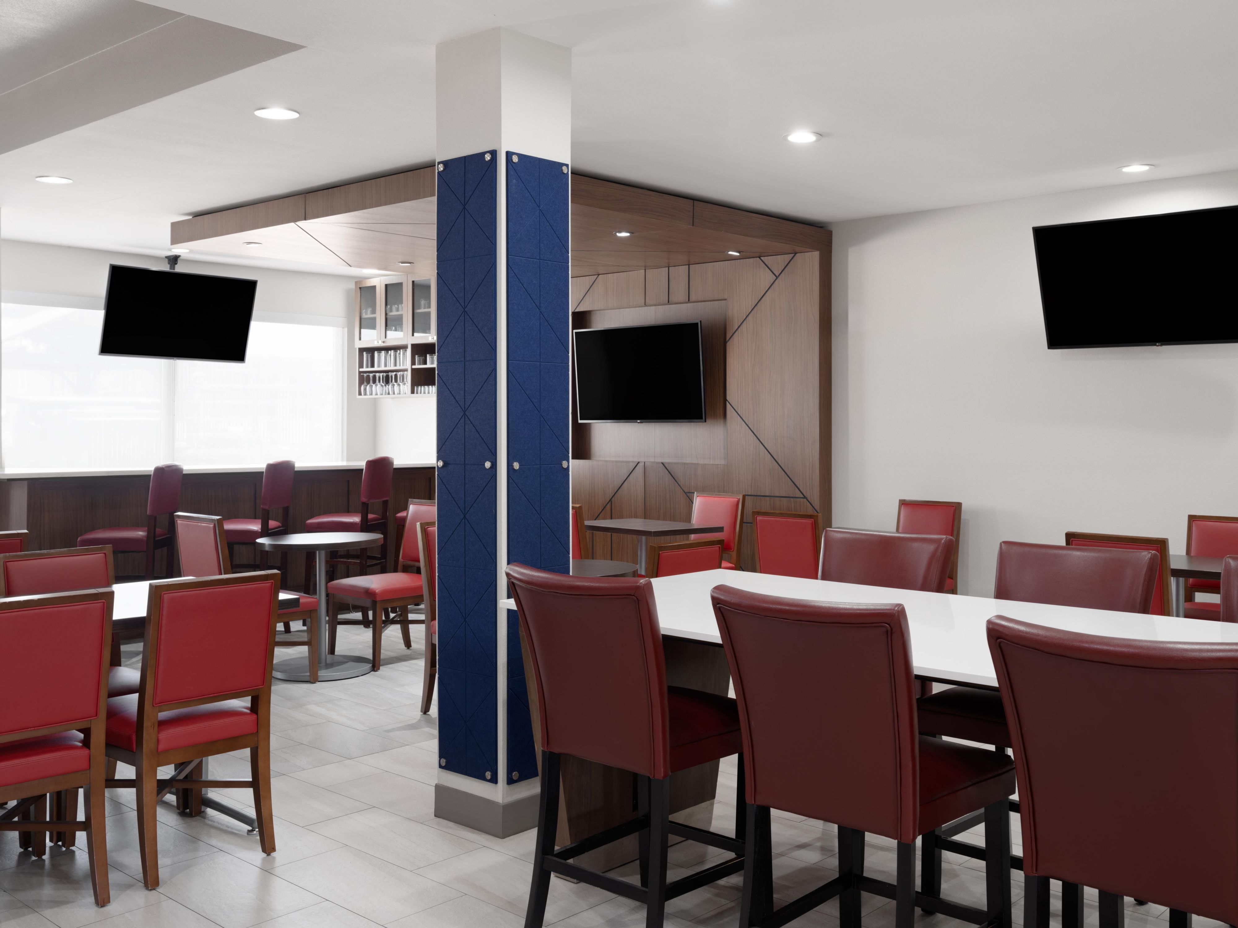 Join us for our Manager's Reception, where exceptional service meets free food and drinks. Enjoy complimentary dinner favorites like hot dogs, burgers, chicken tenders, and classic sides, complemented by two free premium beers for guests 21 years or older. Relax and connect in an inviting environment Monday–Thursday from 5:00 PM to 7:00 PM.