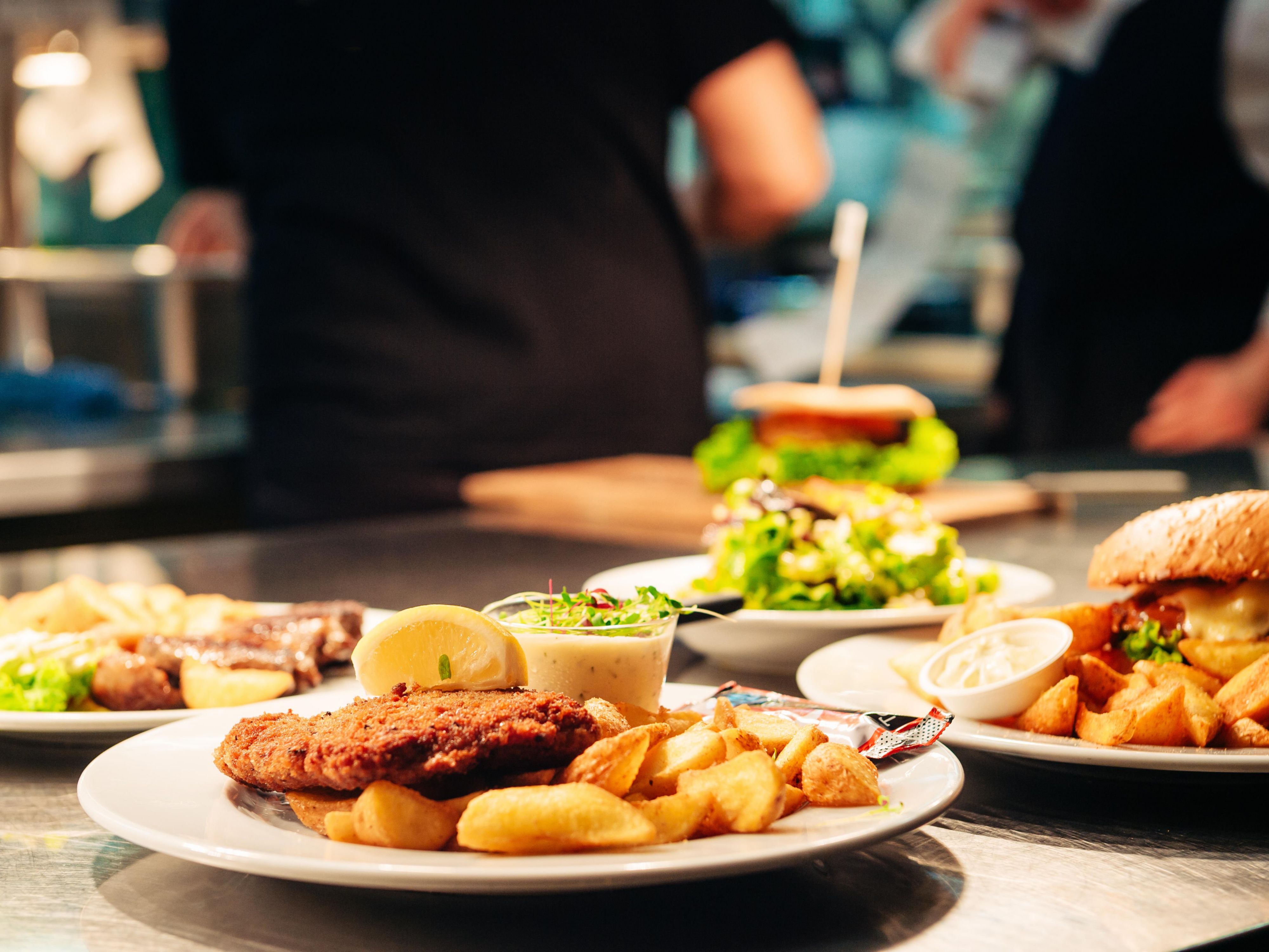 Plan your stay around San Diego Restaurant Week, happening January 25 through February 1, 2026. Guests can enjoy special lunch and dinner menus at restaurants throughout San Diego, from coastal neighborhoods to downtown dining districts.