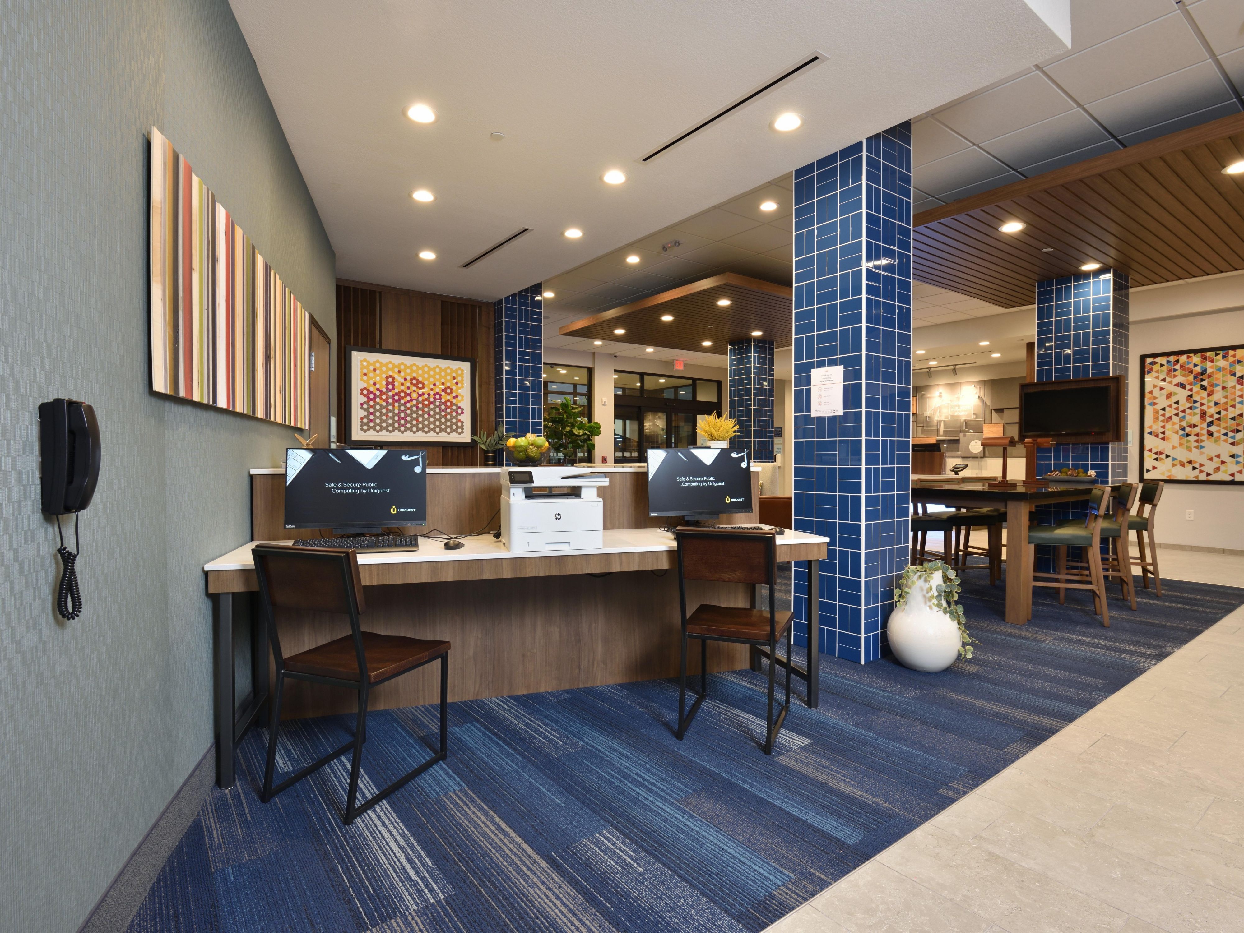 مصممة لراحتك المطلقة ، استمتع وسائل الراحة الرائعة لدينا! ابدأ كل يوم بإفطار Express Start ™ المجاني ، الإقامة بنشاطاتك في مركز لياقة بدنية والمسبح الخارجي ، واستفد من صف السيارات المجاني وخدمة خدمة واي فاي مجانية. مع السوق ومركز الأعمال ومساحات الاجتماعات ، استرخ وجدد نشاطك وحقق أقصى استفادة من الإقامة في الربيع!