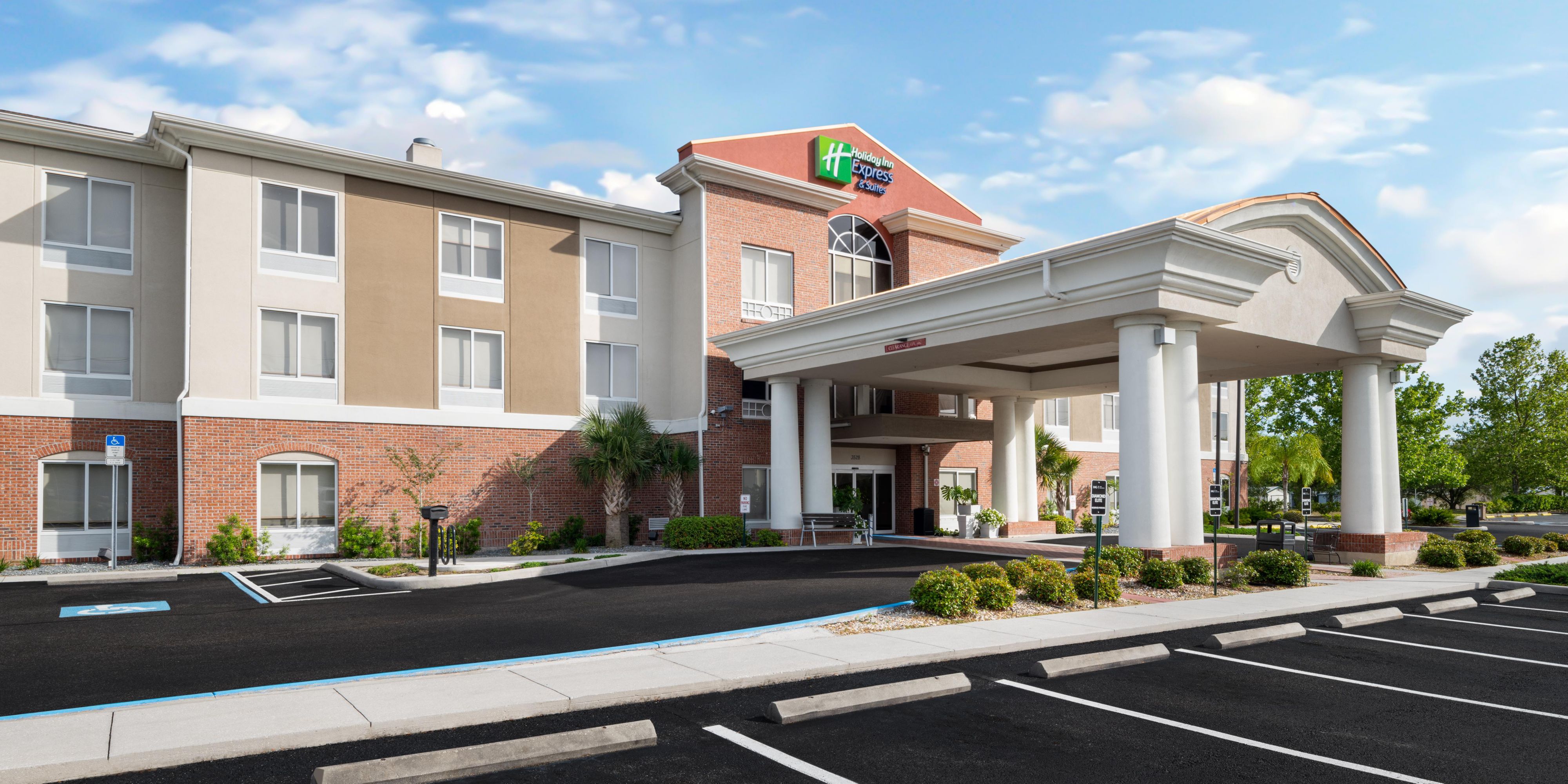 Holiday Inn Express & Suites Spring Hill