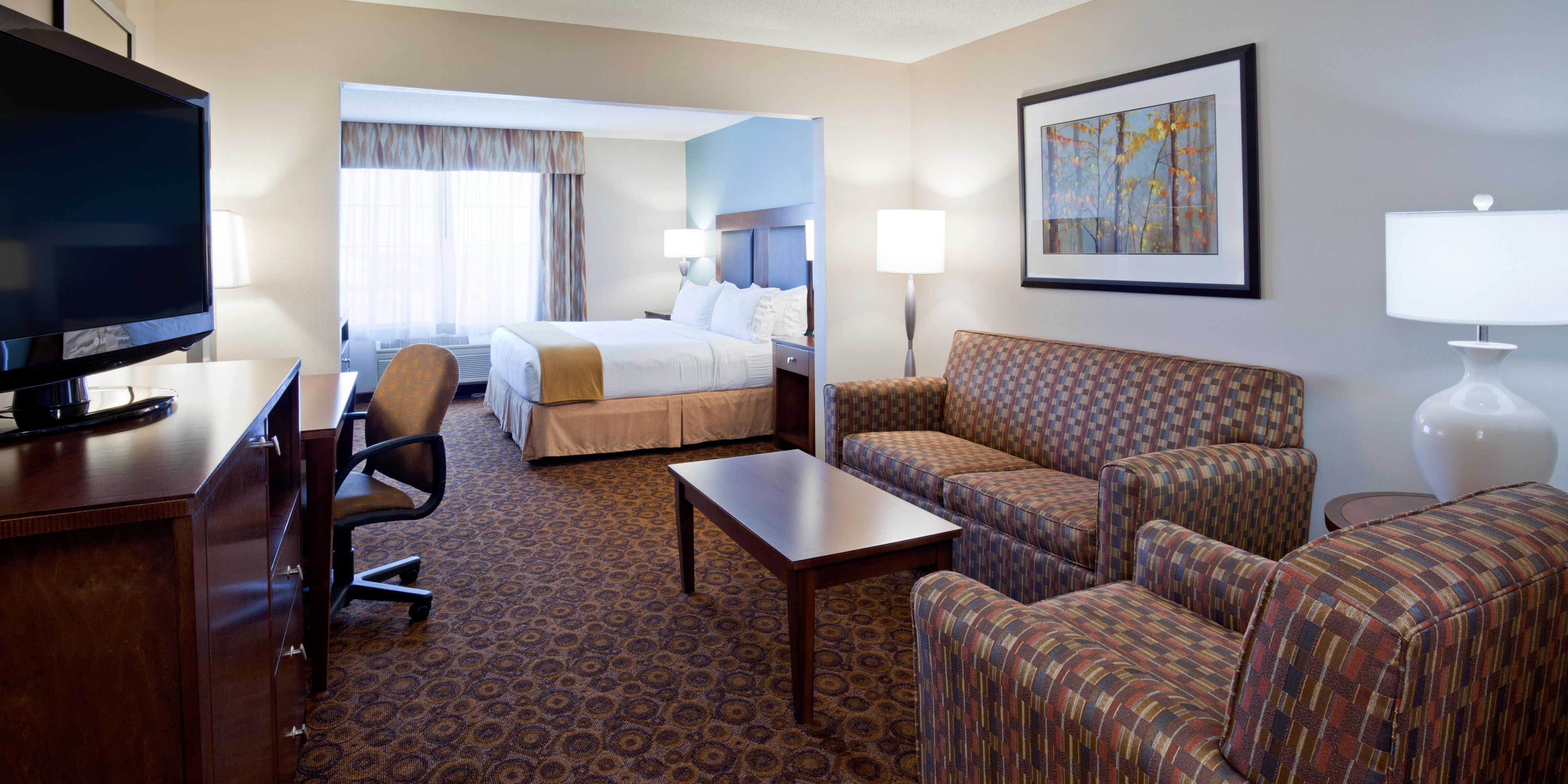 You can relax after a hard day out at work, or use the desk to set up your laptop and work from the comforts of the room. Either way the Single King room with a pull-out sofa couch is made with our Business Travelers in mind. 