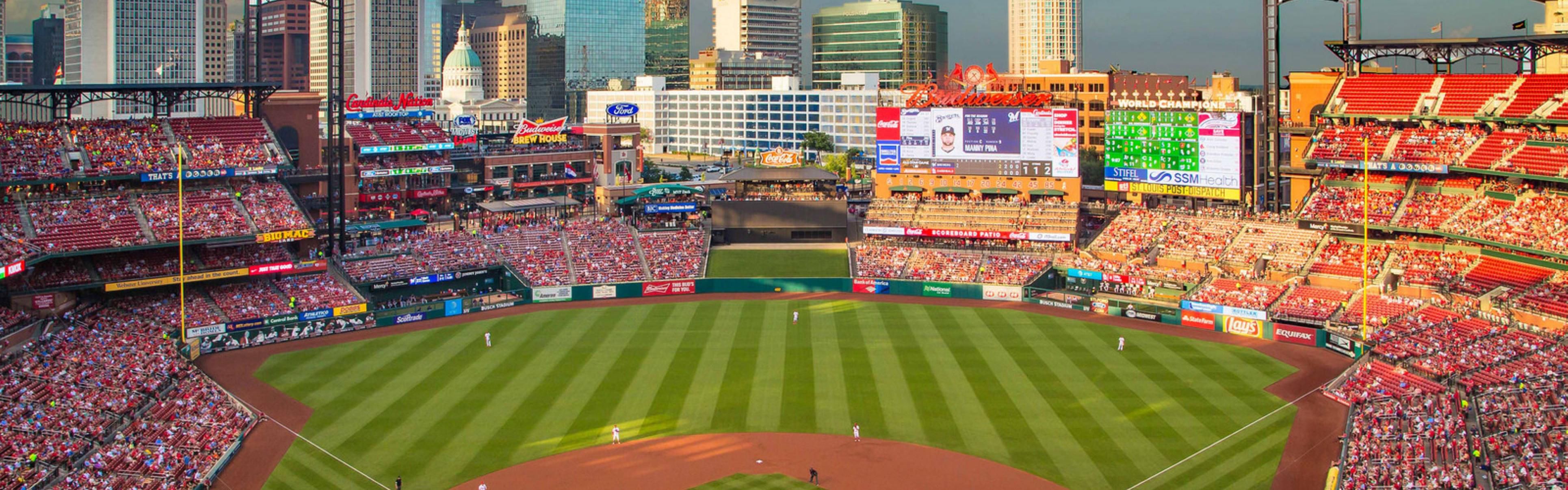 Desfrute de um jogo de beisebol no Busch Stadium, casa do STL Cardinals. 