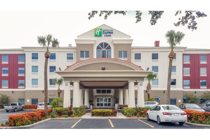 Holiday Inn Express & Suites St. Petersburg N