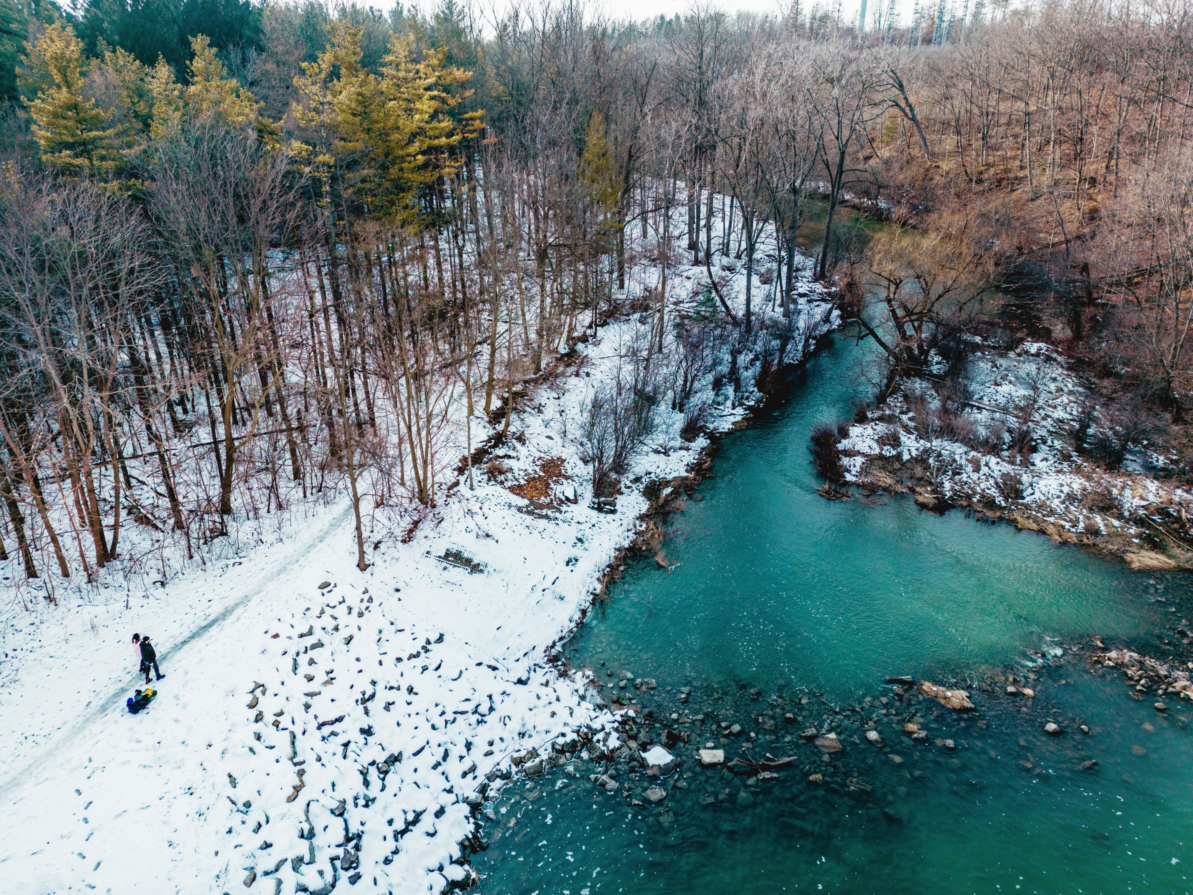 Explore a beleza do inverno em St. Thomas com caminhadas, esqui e caminhadas com raquetes de noite. Desfrute de uma pitoresca caminhada de inverno na Dalewood Conservation Area ou vá para a Dan Patterson Conservation Area para esquiar. Para andar com raquetes de noite, vá até a Lake Margaret Trail, onde vistas panorâmicas criam um cenário ideal para sua aventura de inverno. 