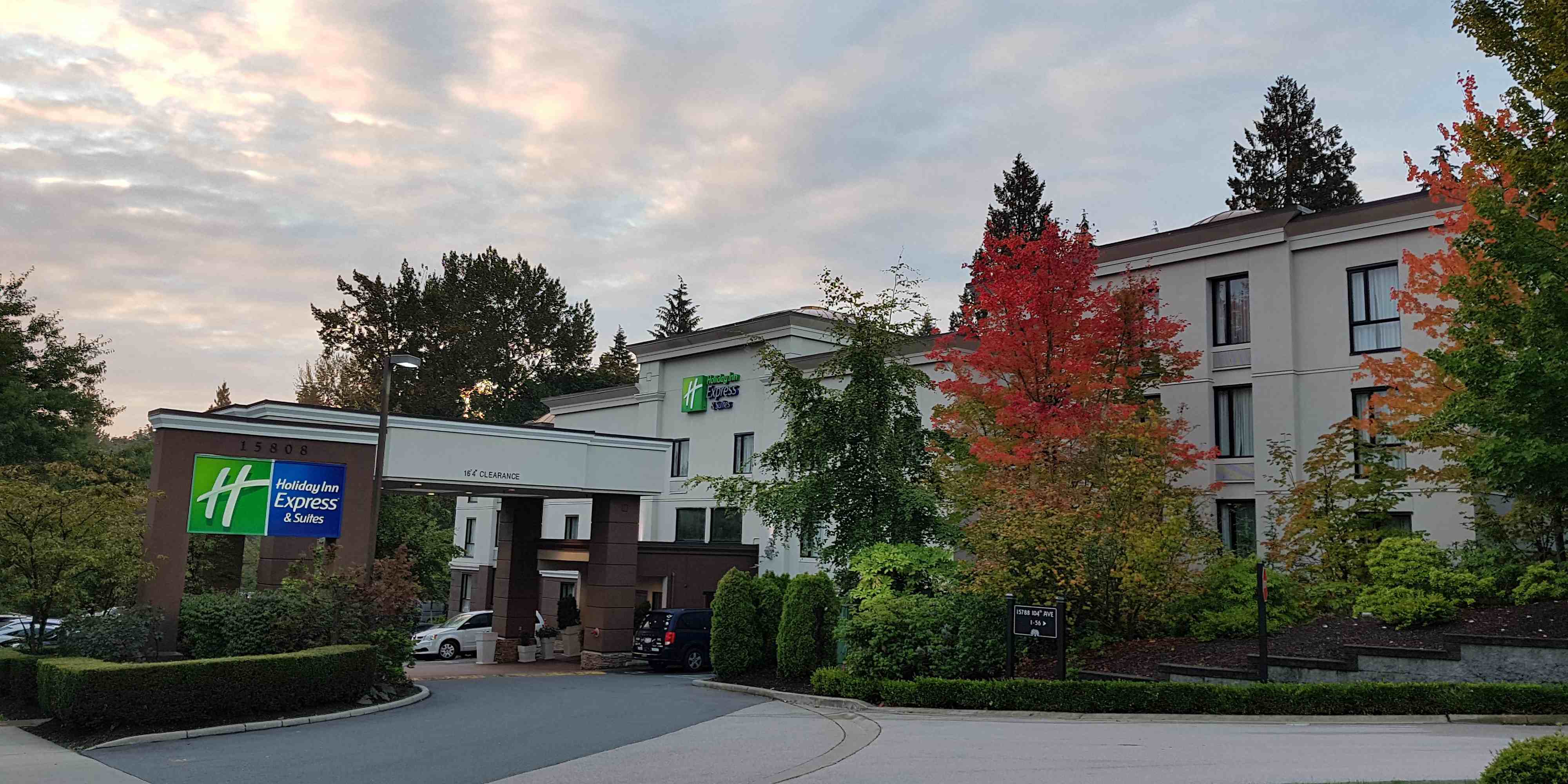 Holiday Inn Express & Suites Surrey - Area - Guildford Mall