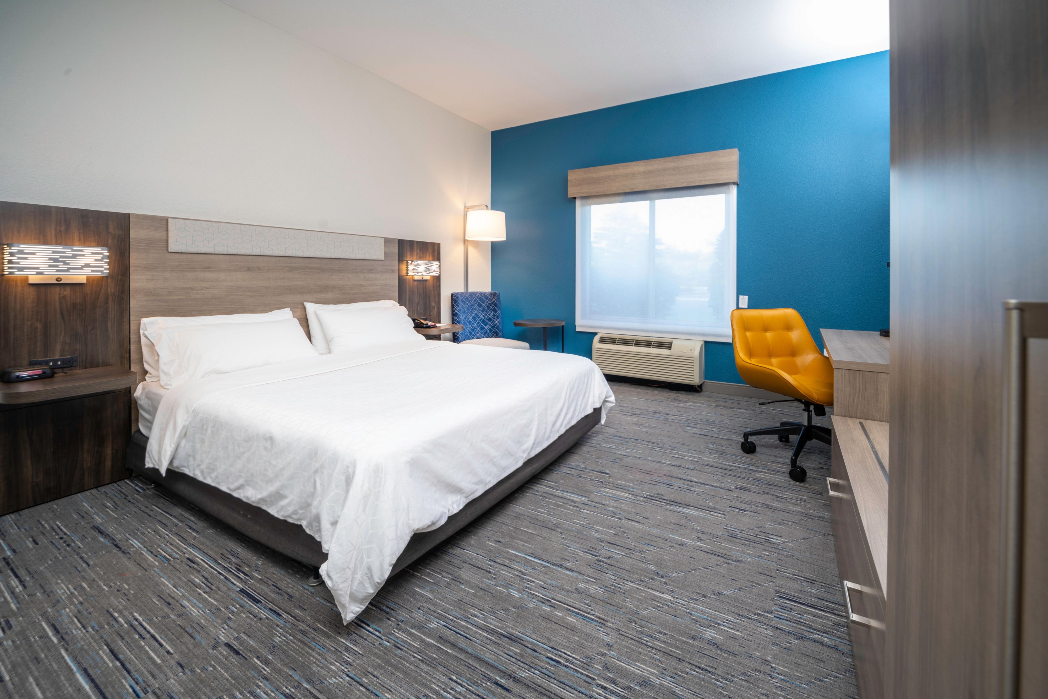 https://digital.ihg.com/is/image/ihg/holiday-inn-express-and-suites-suwanee-7900712862-3x2