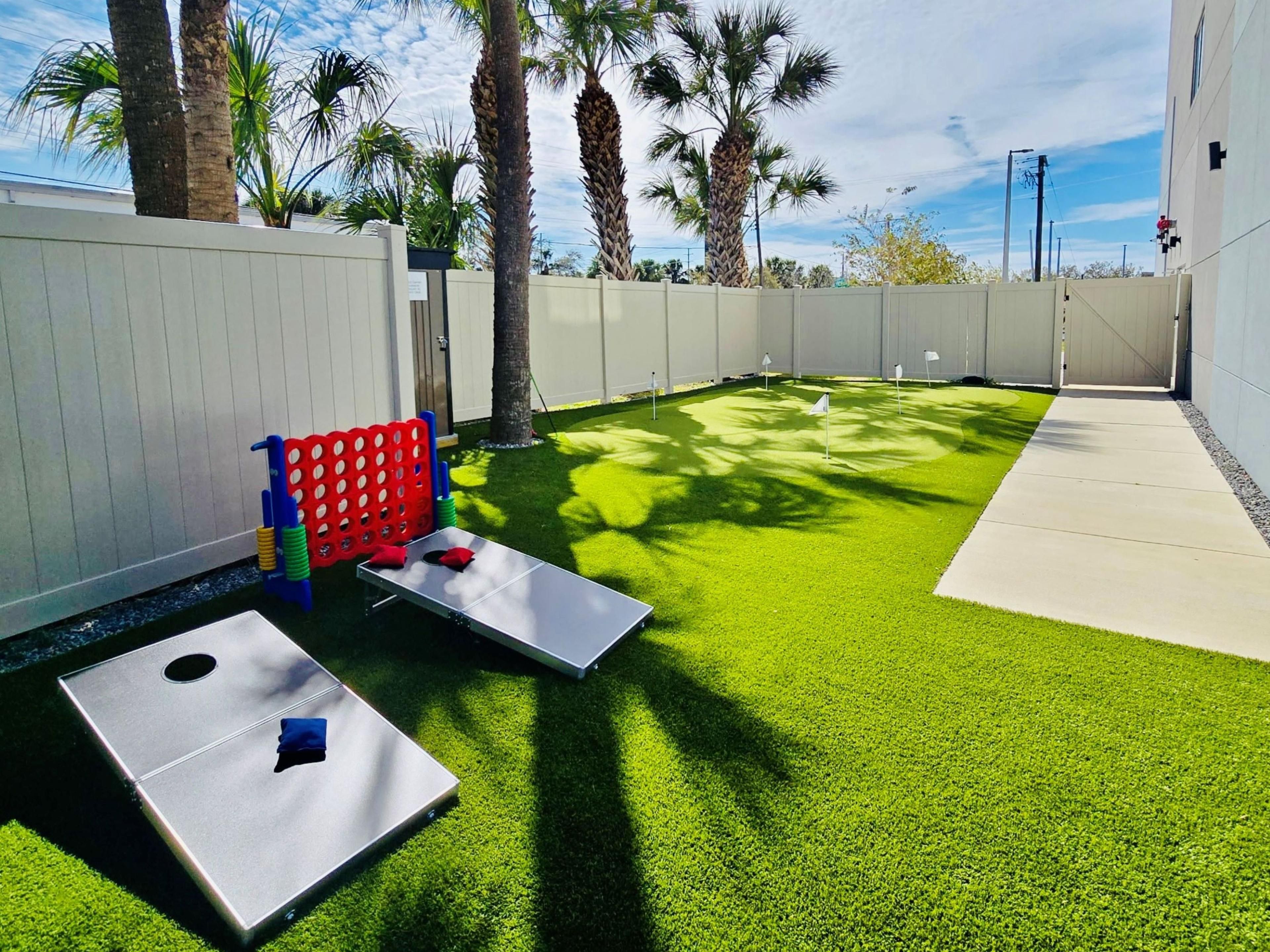 Sua família vai adorar nossa área de pátio ao ar livre equipada com jogos de jardim como o Connect 4, Cornhole e um green para a prática de tacada leve, incluído em nossa taxa de comodidade.