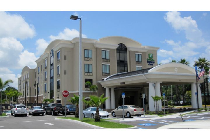 Holiday Inn Express & Suites Tampa -USF-Busch