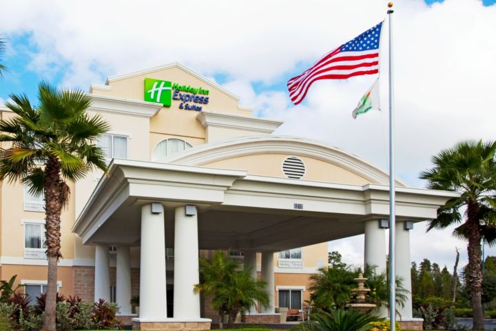 Holiday Inn Express & Suites Tampa-I-75 @ Bru