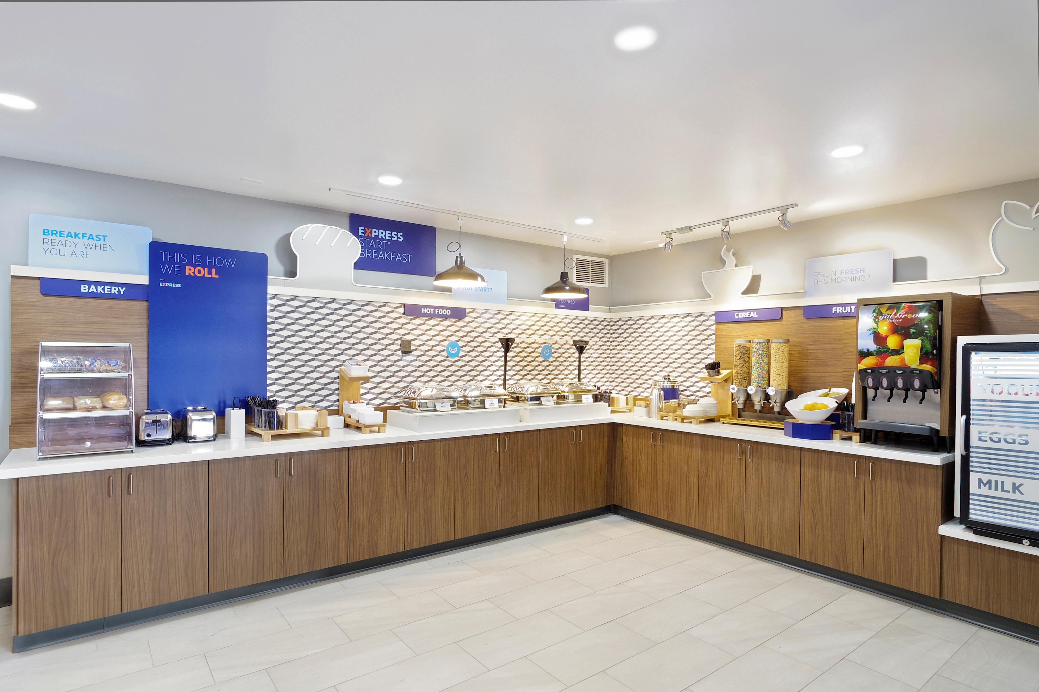 特製シナモンロールと、他のホット&コールドアイテムをお楽しみください。  