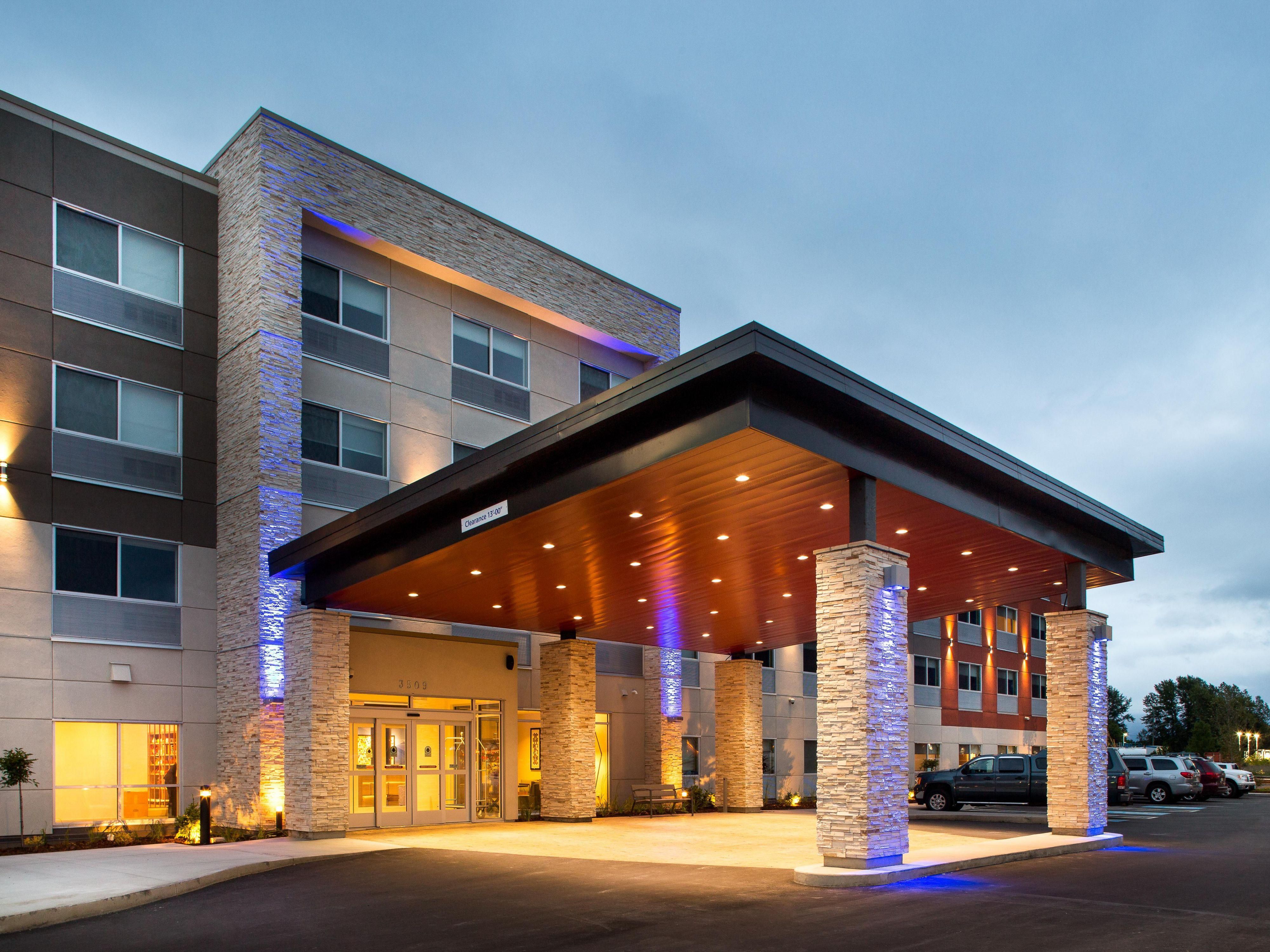 Holiday Inn Express & Suites Terrace - Terrace,
