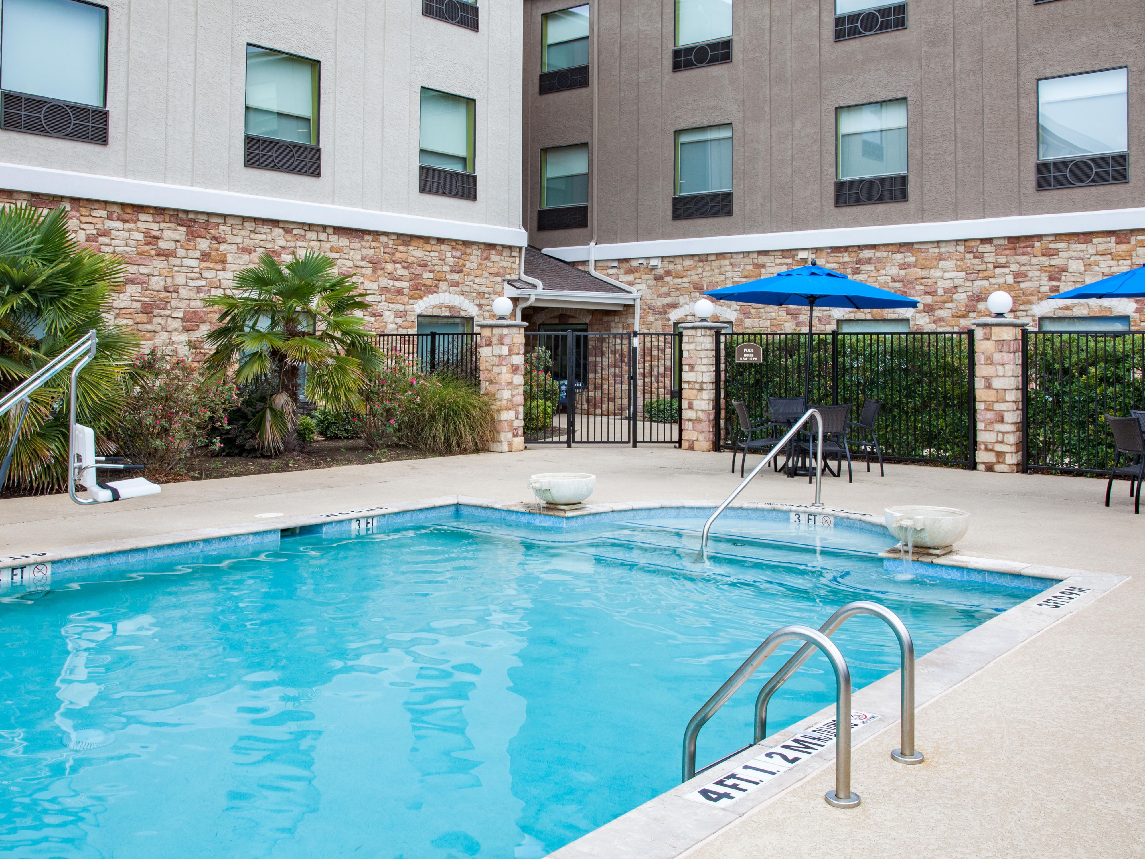 Jump, soak under the sun and spend unforgettable afternoons.