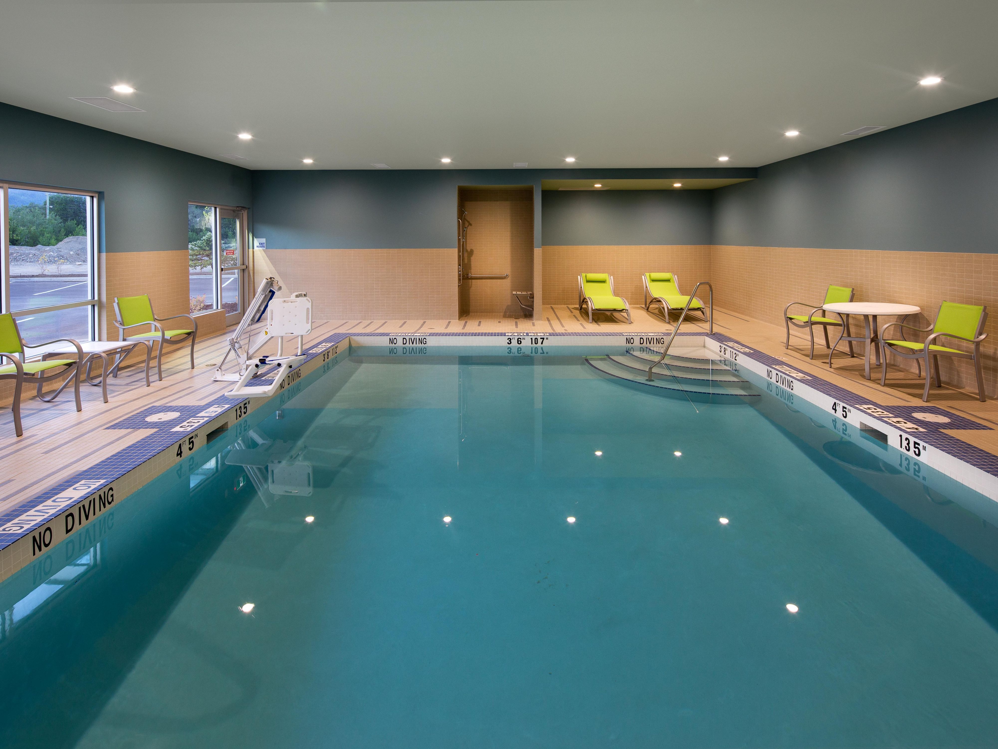 Piscina coperta dell'Holiday Inn Express e Suite Terrace
