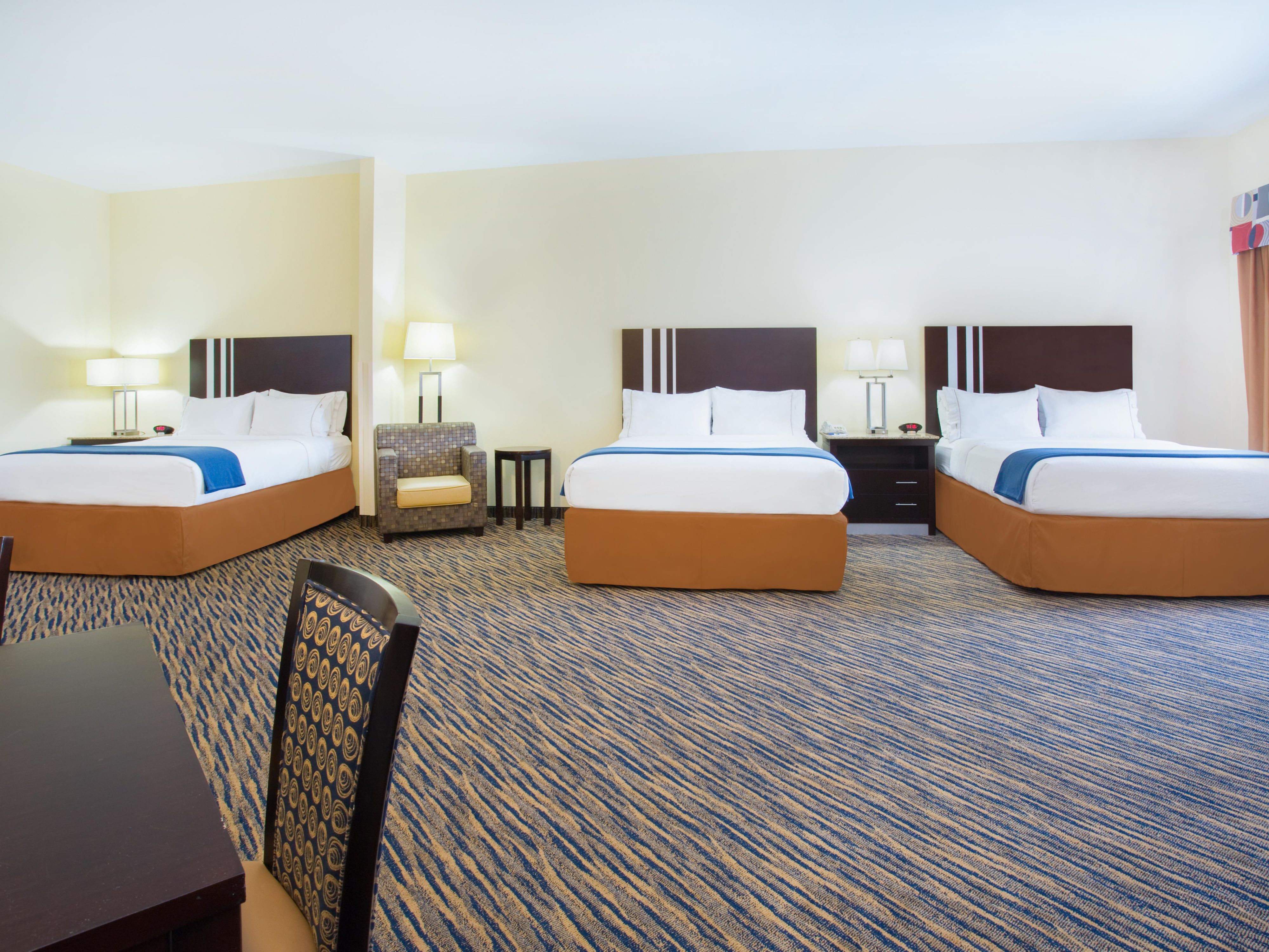 Family Sized suite with 3 Queen Beds that sleeps up to 6