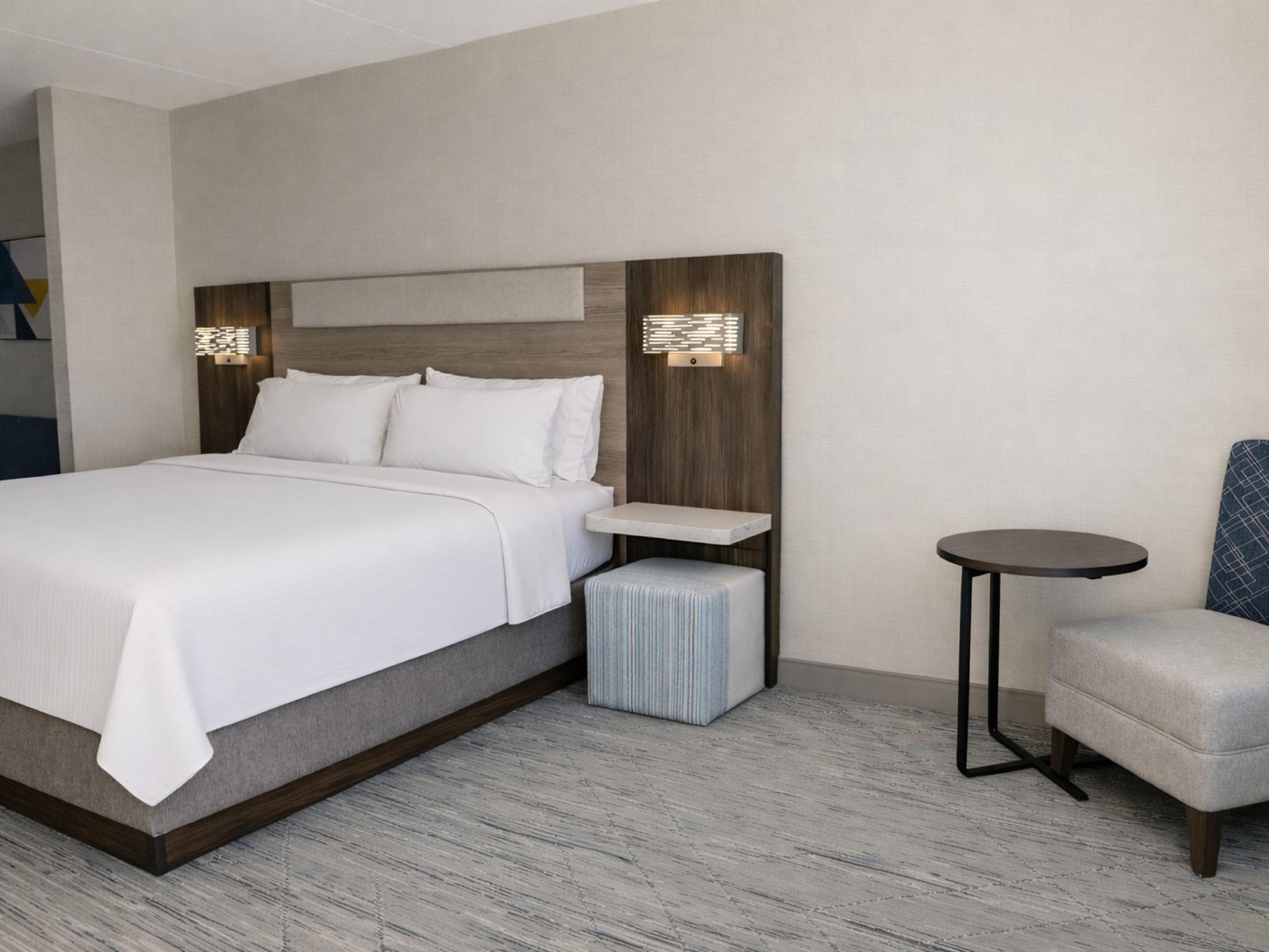 Merasa seperti raja dengan area tempat duduk ekstra di King Suite kami