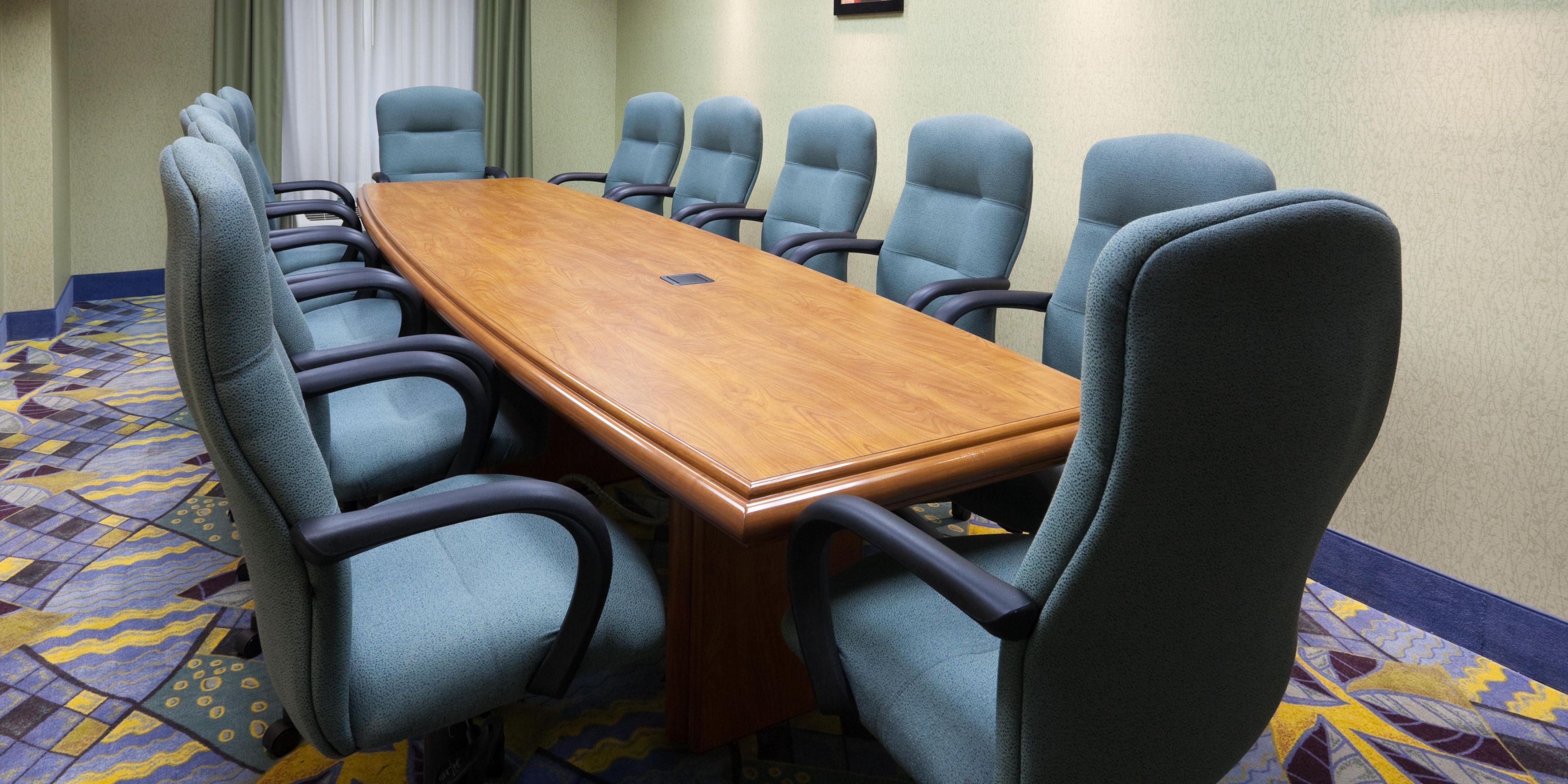 We have two rooms for up to 80 people each, for meetings and events, create high-level experiences in our "Consejo" room.