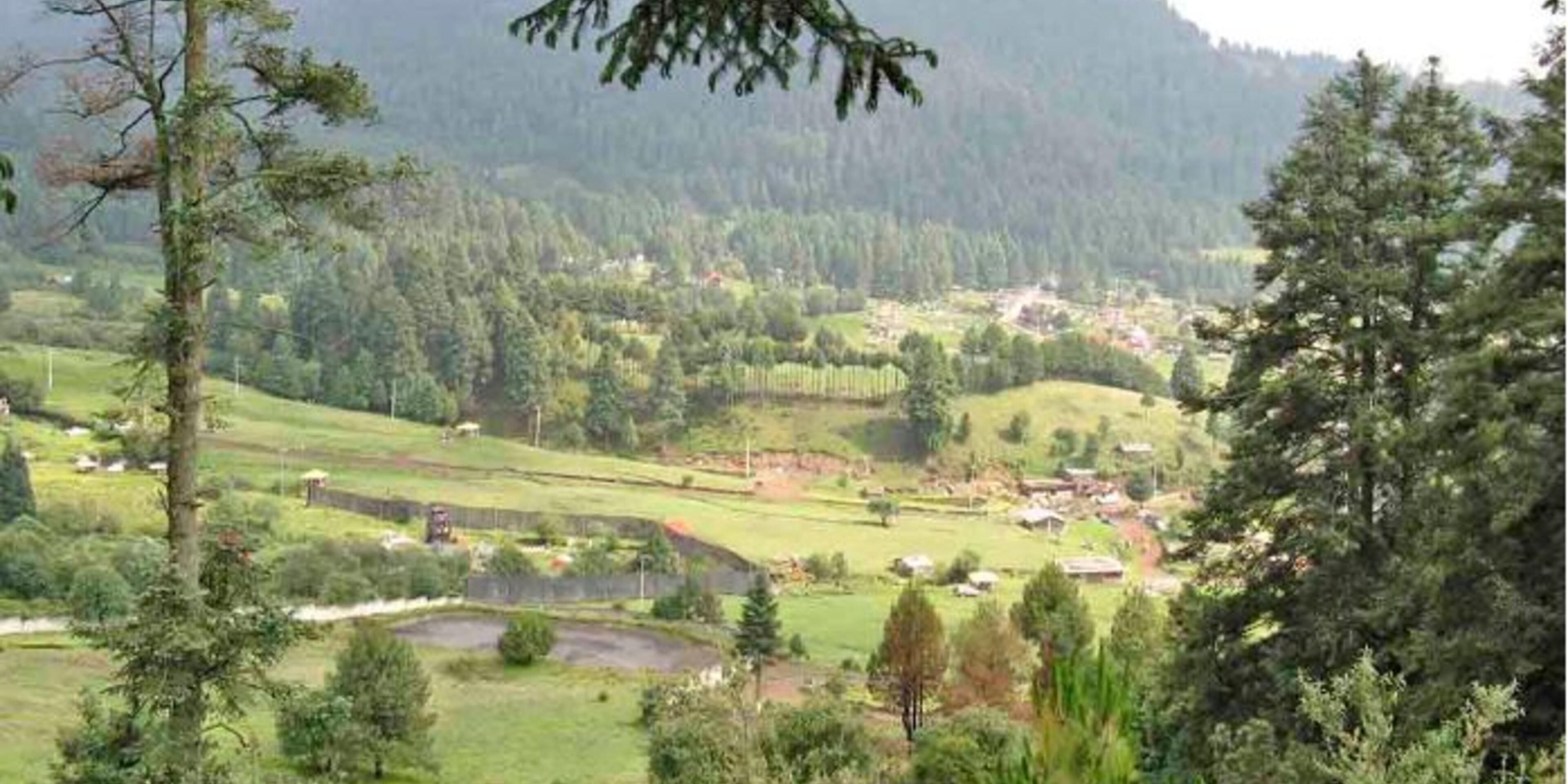 In La Marquesa there is a construction of exquisite taste made up of Austrian-type cabins. It is a place that seems enchanted since it is located in the middle of a wooded area, surrounded by oyamel pines, flowers, birds and embellished by a river and its waterfalls.